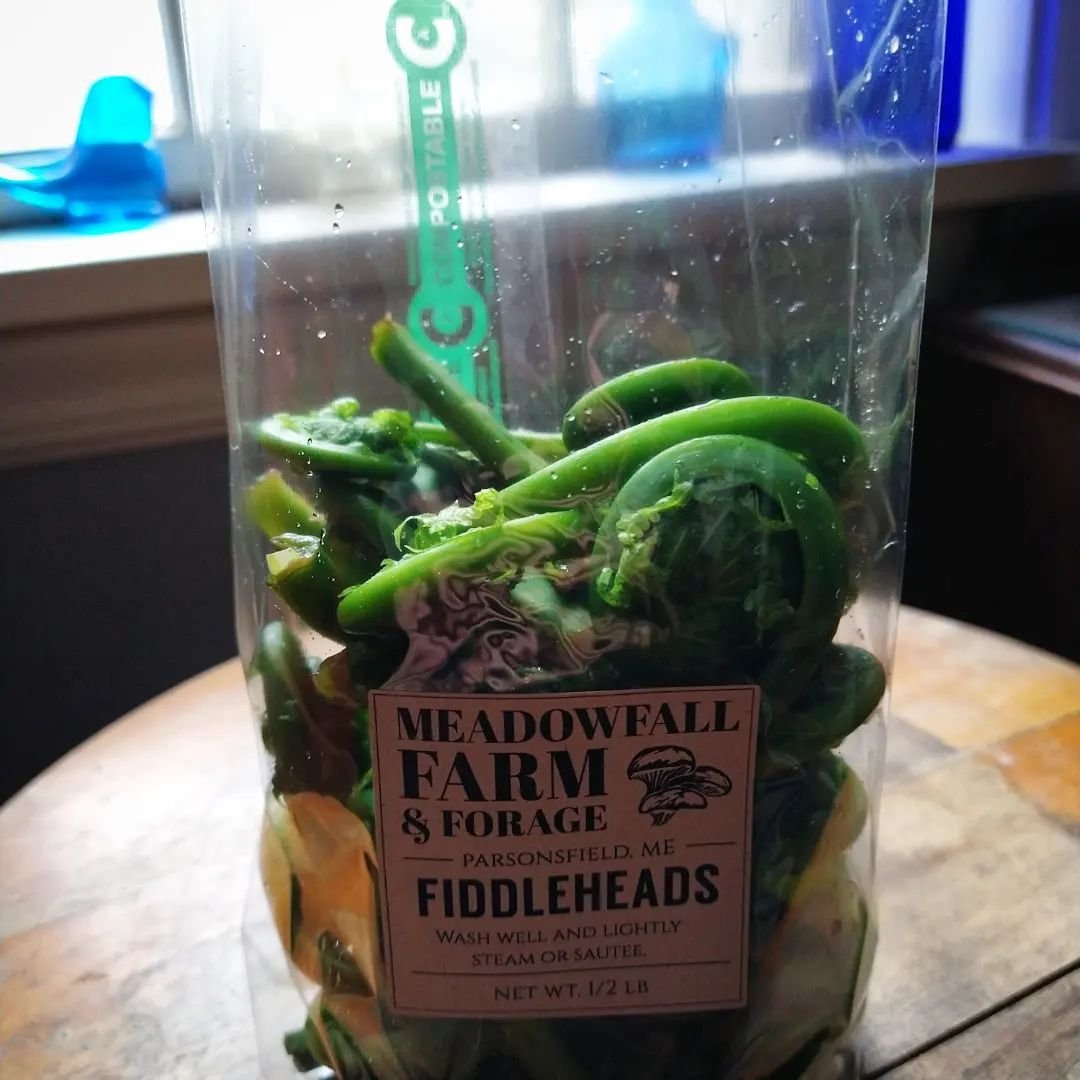 We've just restocked the fiddleheads at our farm stand! Available in 1/2 and one lb bags - and check out our 100% compostable cellophane packaging!

#fiddleheads