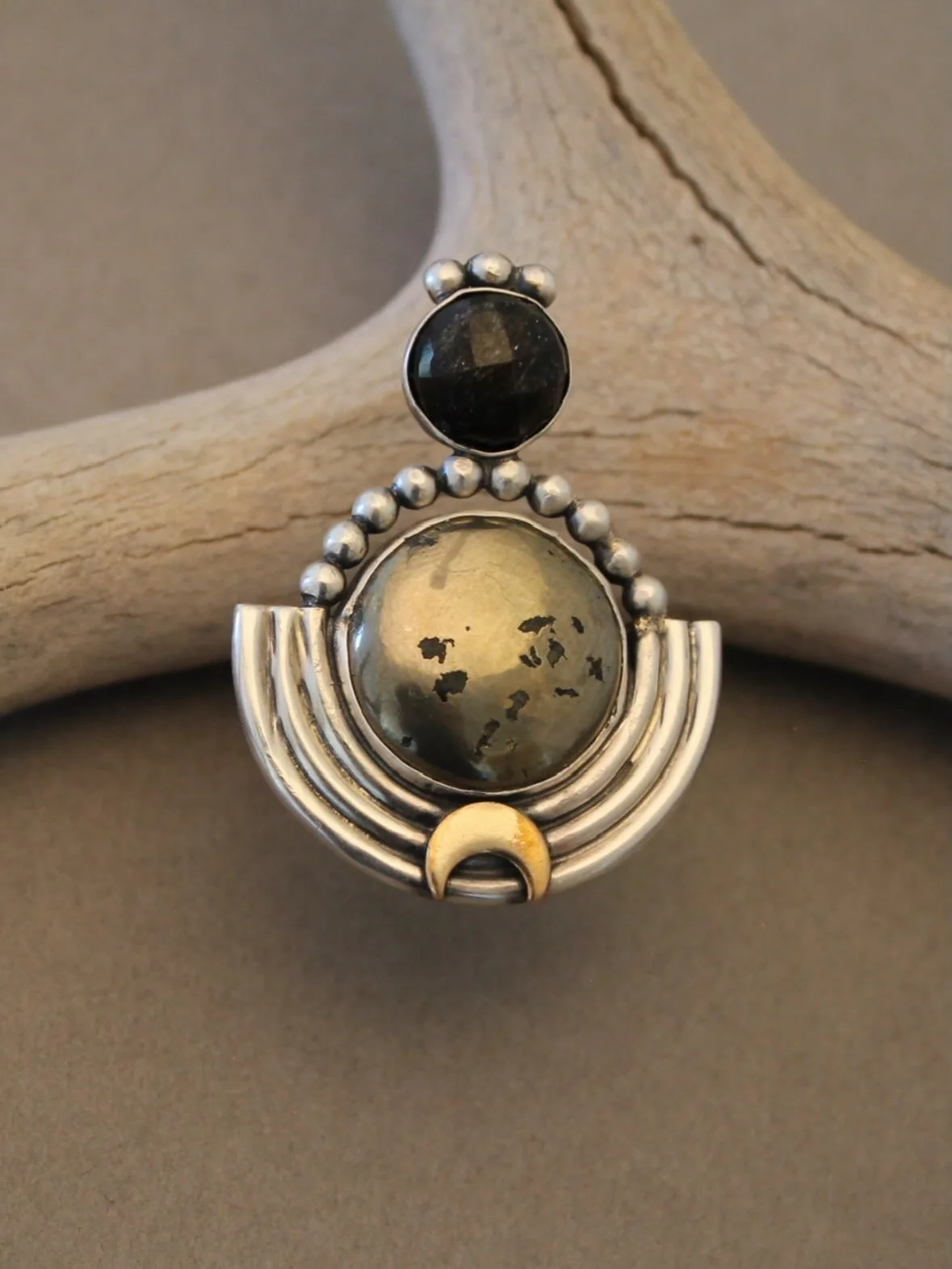 Mixed metal moon ring - pyrite with faceted chatoyant onyx (that&rsquo;s a mouthful that means it&rsquo;s onyx with a band that moves with the light) ✨

Loving the mixed metal and the moons- the days are getting shorter and the nights are getting lon