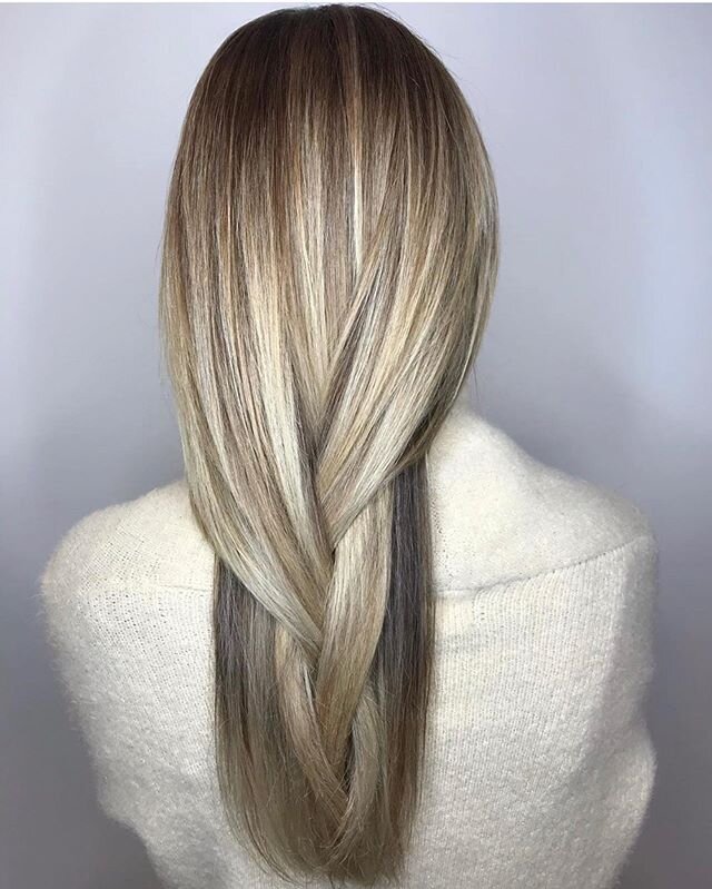 This beauty captioned &lsquo;smoky butter&rsquo; was knocked outta the park by one of our in house magician&rsquo;s @taracroftbeauty !
#yyjsalon#yyjstylist  ##yyjhair #longhairpainting #balayage #smokybutter