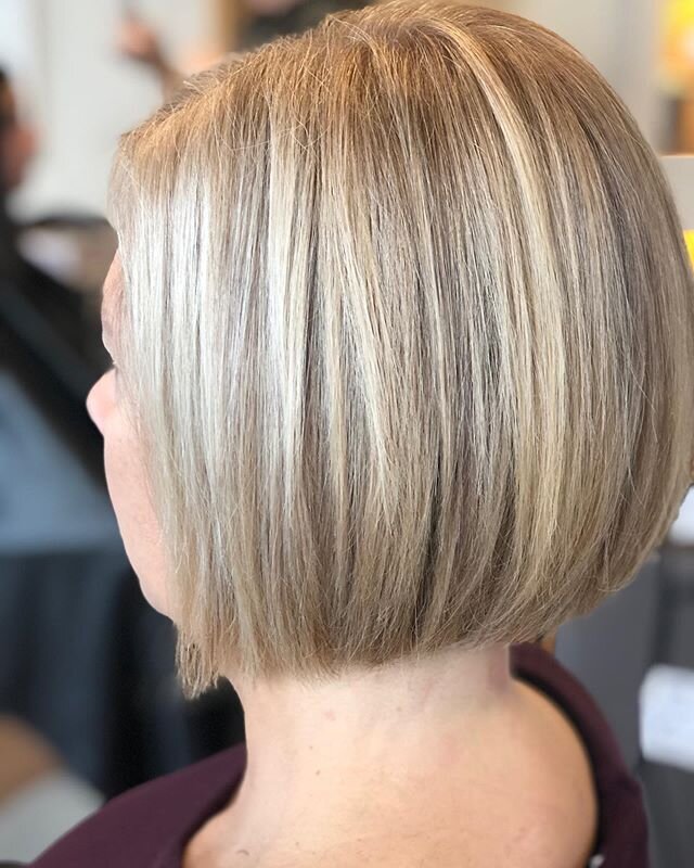 There is something so satisfying about a clean line. @juliahudsonhair worked to neutralize this blonde while managing the sparkles with fan fave @joicocanada #youthlock Gorgeous tones in the end result 🙌🏻🙌🏻
#joicoyouthlock #greyhairbegone #neutra
