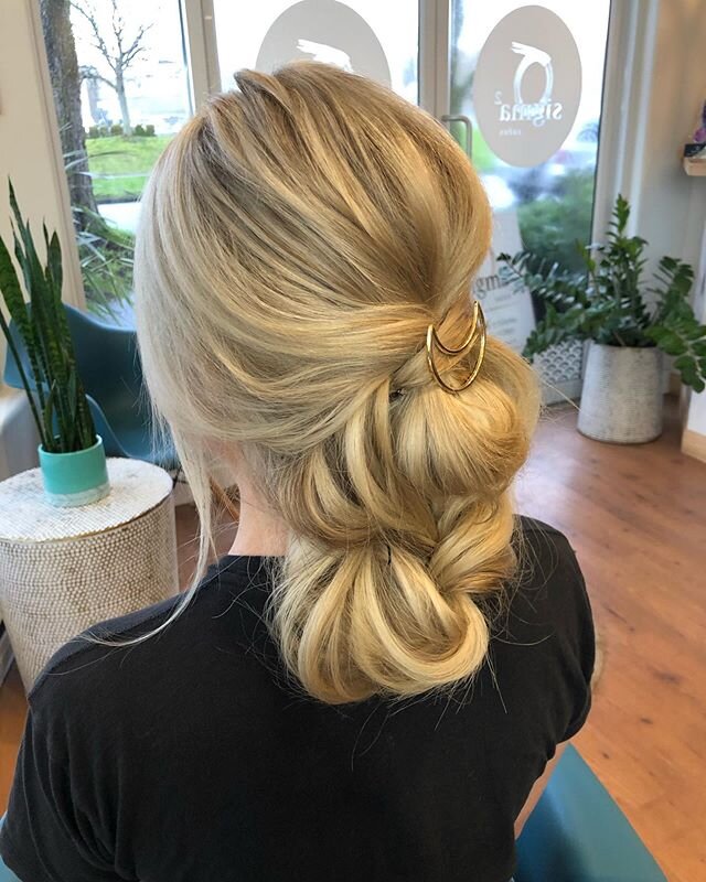 @missnikkiallen&rsquo;s always game for a little fun with her locks. Love the volume &amp; dimension achieved with the addition of a little #moroccanoil dry shampoo!