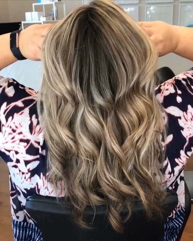 Still drooling over this work of art for long haired lovely @melmann08 ! Gorgeous root melt achieved with a double tonight process using @joicocanada &lsquo;s #lumishineliquiddemi 
#yyjsalon #yyjlonghairspecialist #joicocanada #longhairbalayage #foil