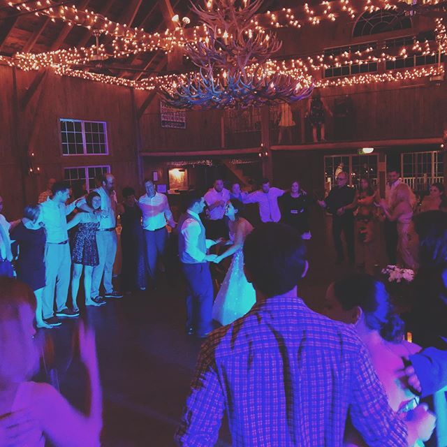 I love a last song of the night when everyone is still there and circles around the happy bride and groom. Congratulations Alex and Andrea!