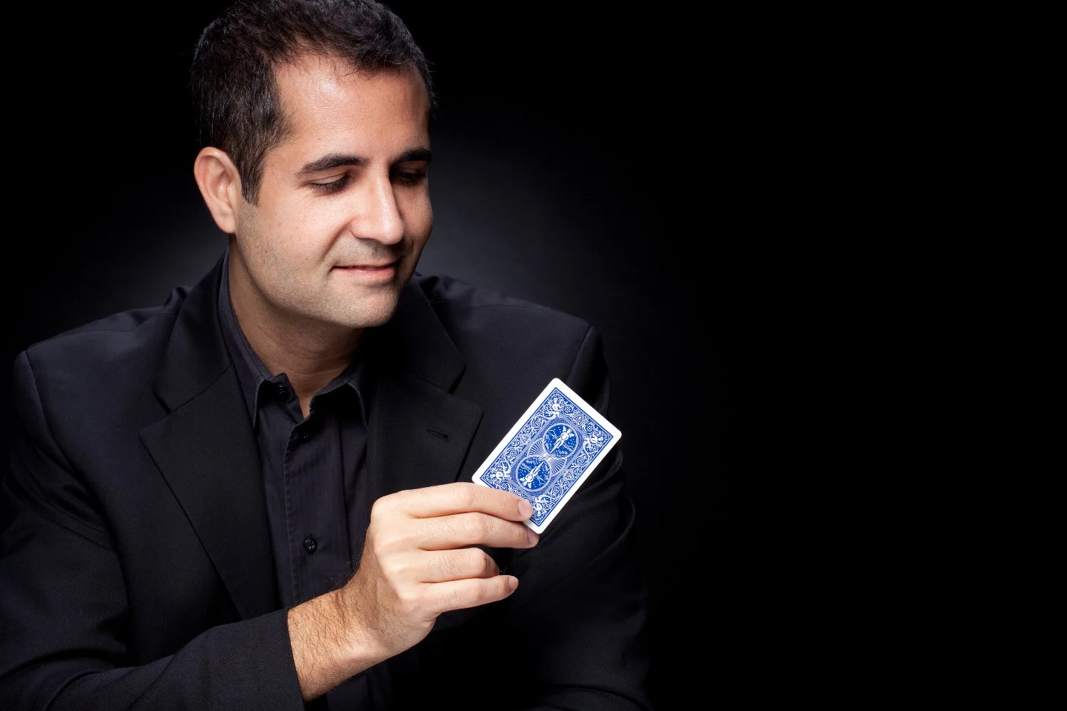 Zauberer Thomas Antosi mit Spielkarte in Hand.jpg