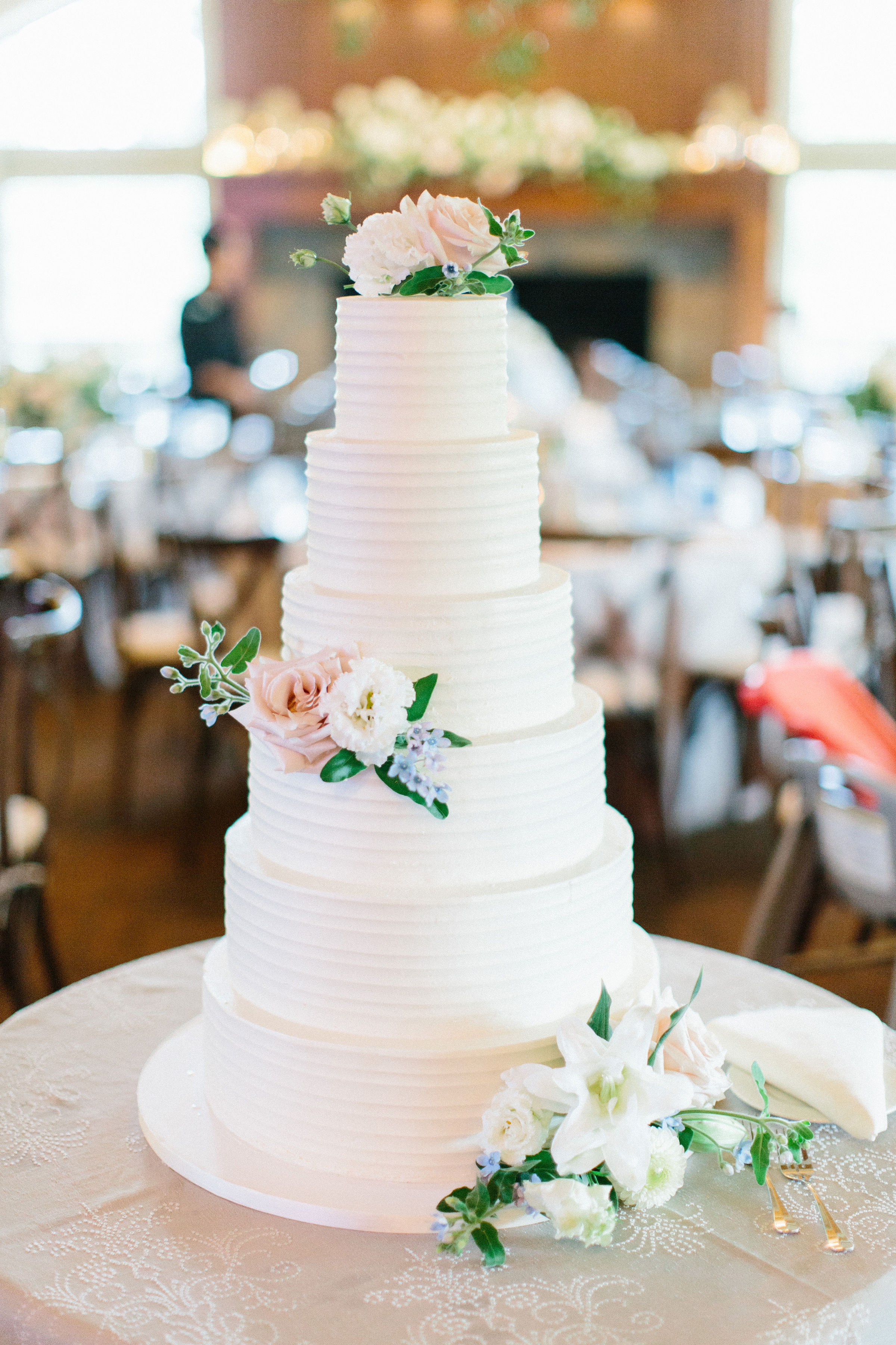Photo Credit: Kristina Lorraine Photography//Cake: Julie Michelle Cakes