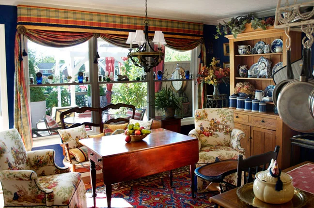 SENSATIONAL-SURROUNDINGS-LIVING-ROOM-KITCHEN.jpg