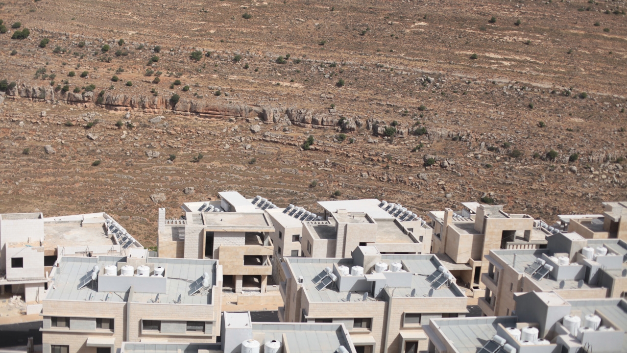 بيوت سكن فلسطينية في منطقة ب في رام الله. تصوير: سيرين حسني (٢٠١٦) .
