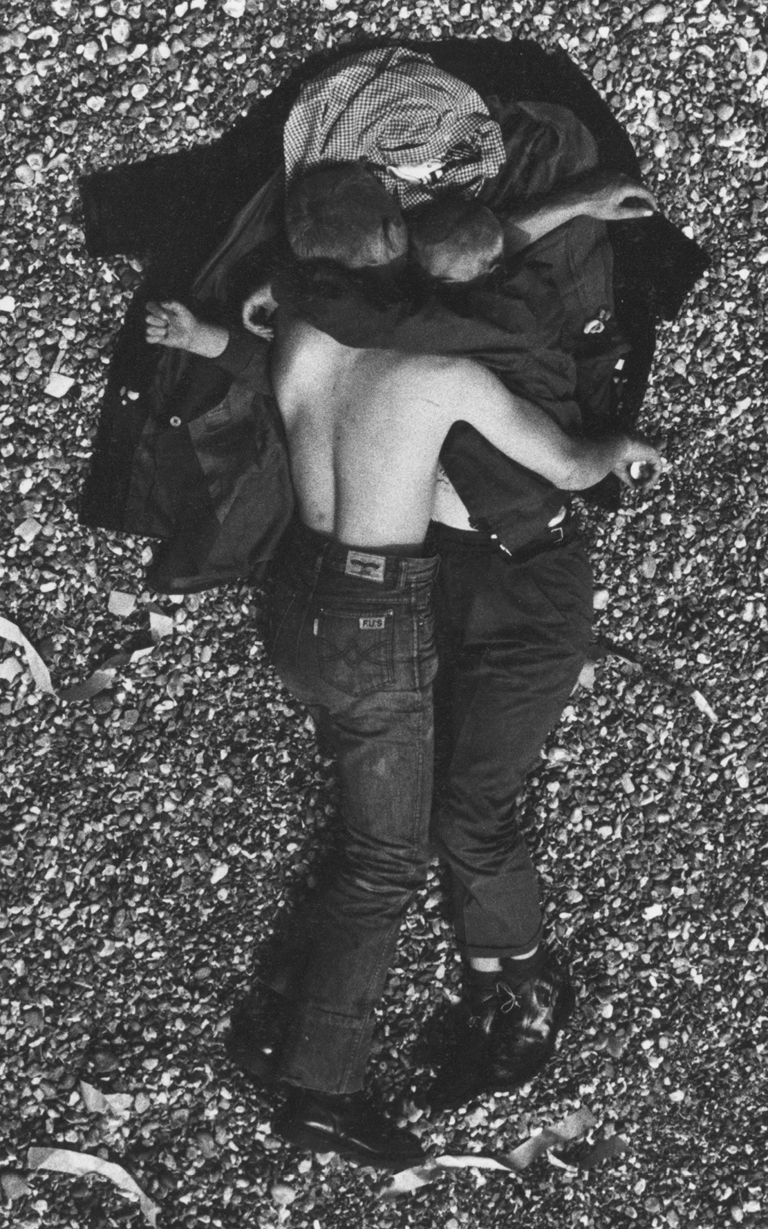 Skinhead couple lying on the beach in Brighton © Jon Ingledew / PYMCA