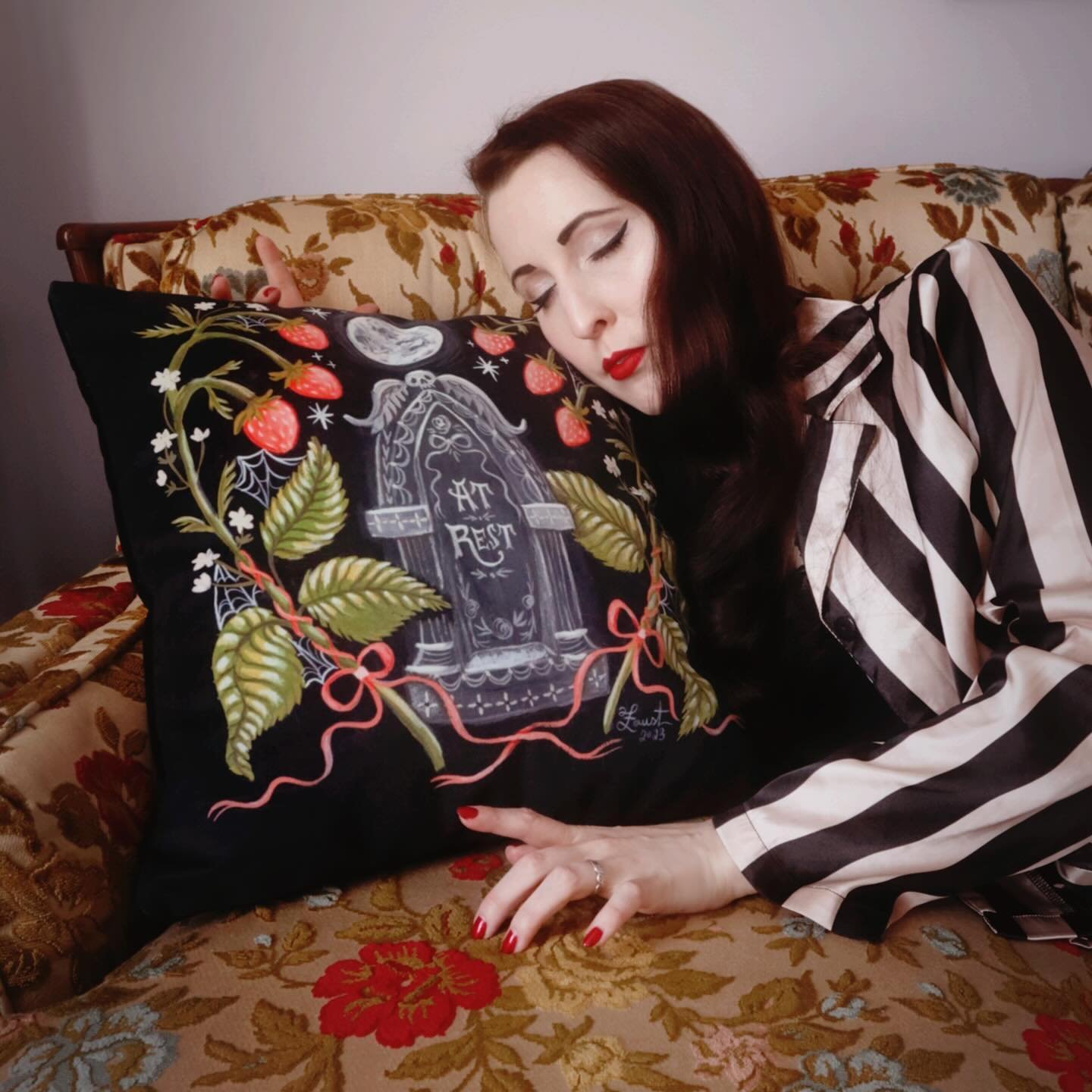 Me &amp; Henri dreaming of these pillows all going off to their new spooky homes🖤🍓🪦✨ **This is the last day to order a 𝑺𝒕𝒓𝒂𝒘𝒃𝒆𝒓𝒓𝒚 𝑩𝒖𝒓𝒊𝒂𝒍  velveteen pillowcase! 

🙏Thank you SO much to the folks who have orders so far!! I&rsquo;m s