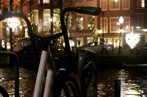 bike-in-front-of-chandeliers-amsterdam-light-festival-500.jpg
