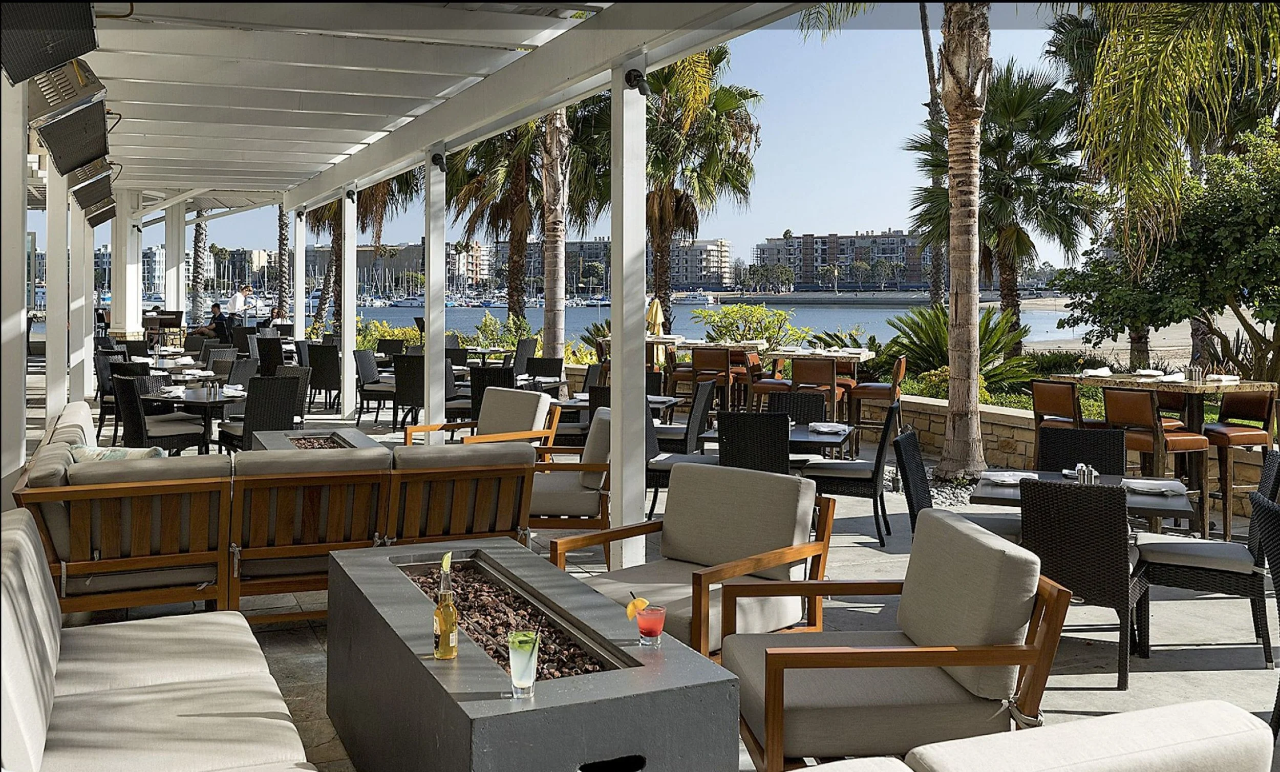 Outdoor restaurant area 01.jpg