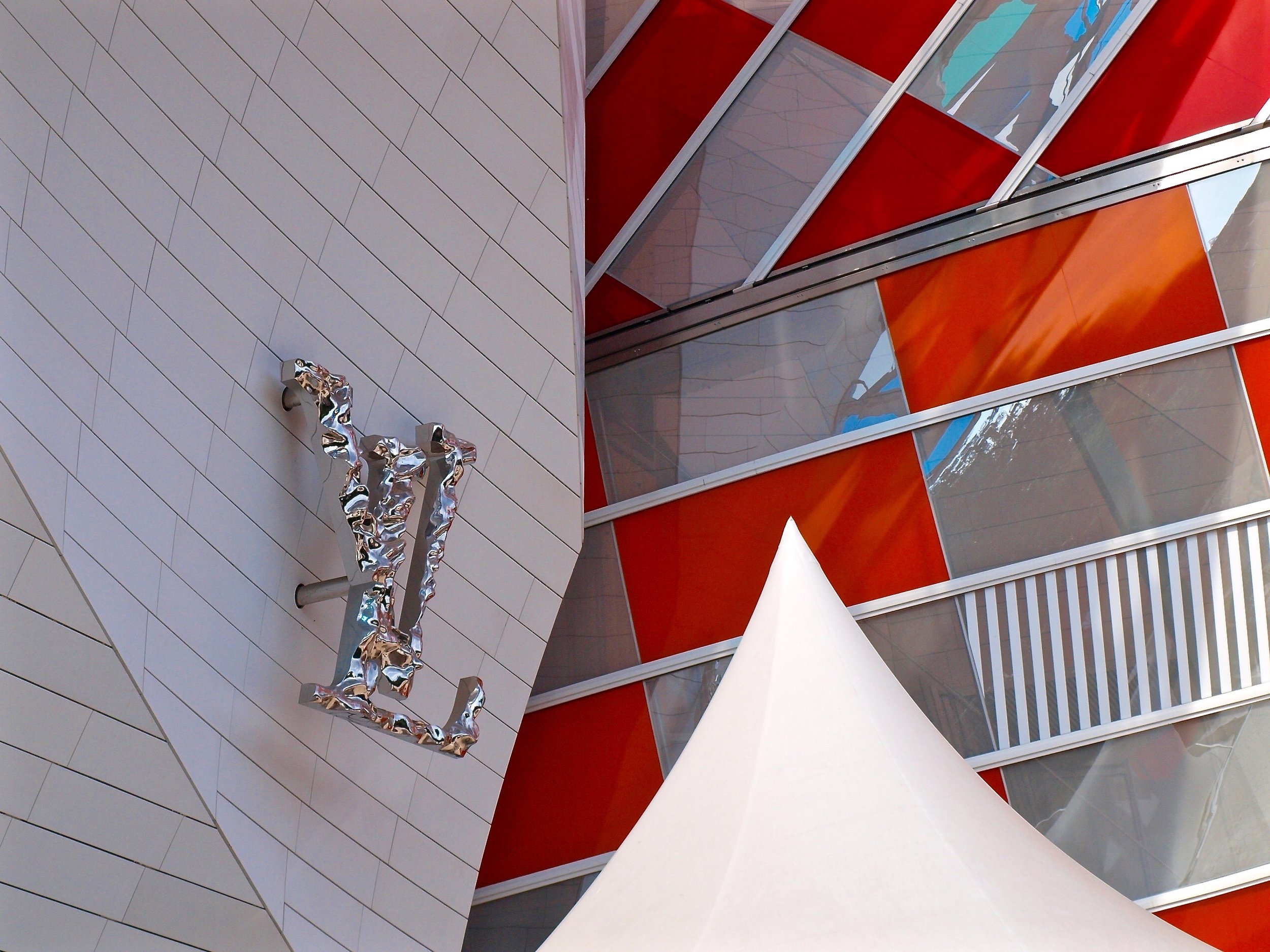 Daniel Buren colours sails of Gehry's Fondation Louis Vuitton