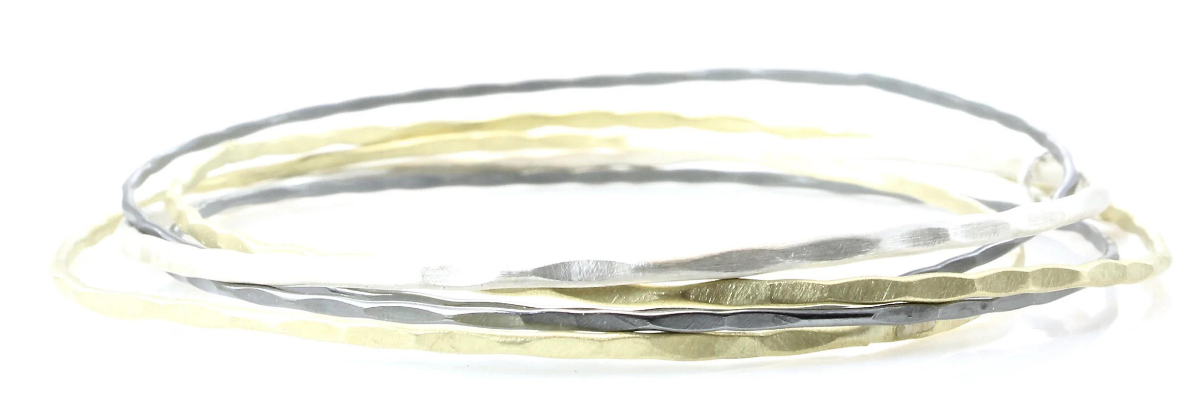 5 interlocking, hammered bangle bracelets in 18k gold, sterling silver and oxidized sterling silver