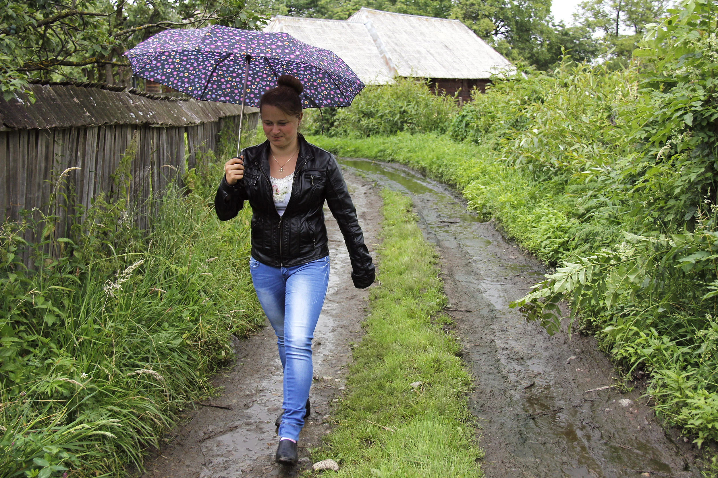  Marii walks to her paternal great-grandmother's house to visit, something she does a couple of times a week. "My family is very happy because they are happy to see me," said Marii. She is glad to have her entire family to support her in her decision