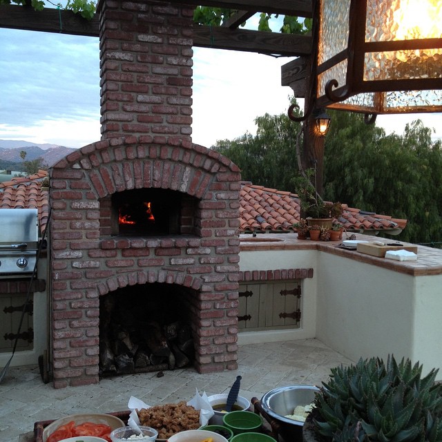 Outdoor pizza oven