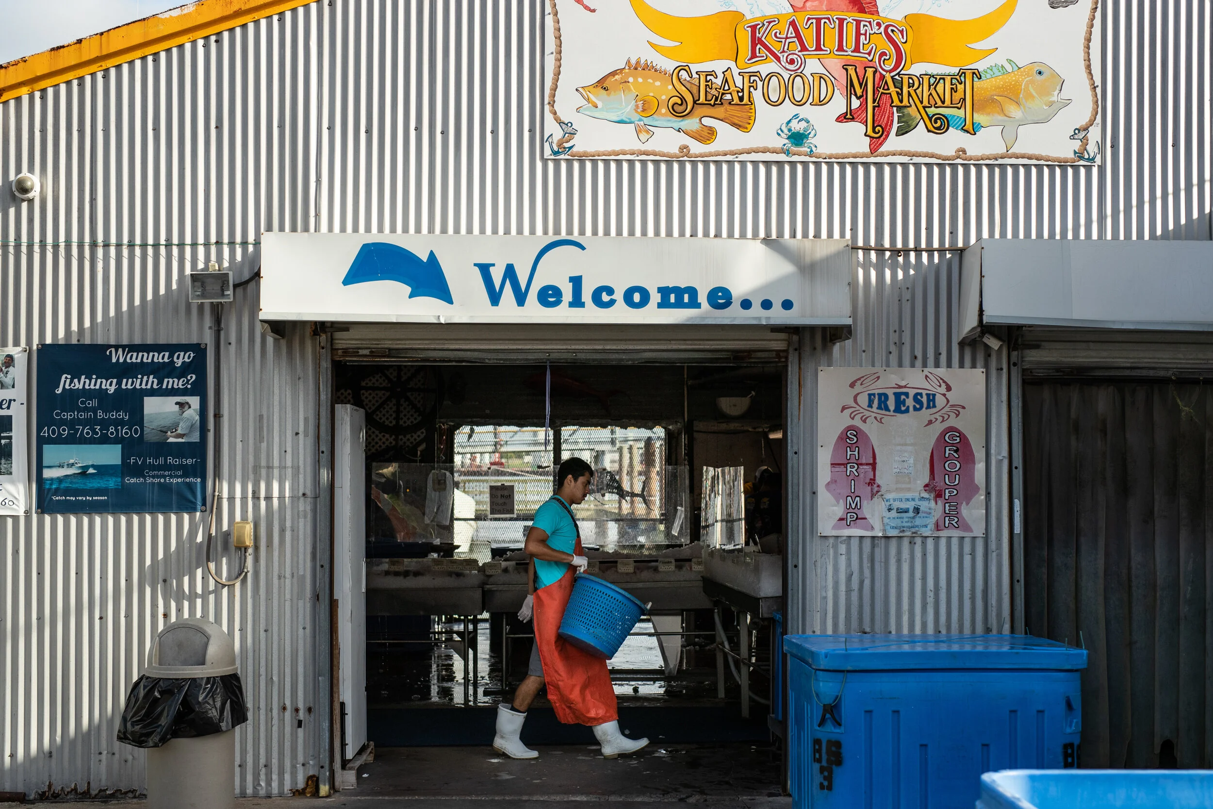 8 MINUTES IN A FISH MARKET