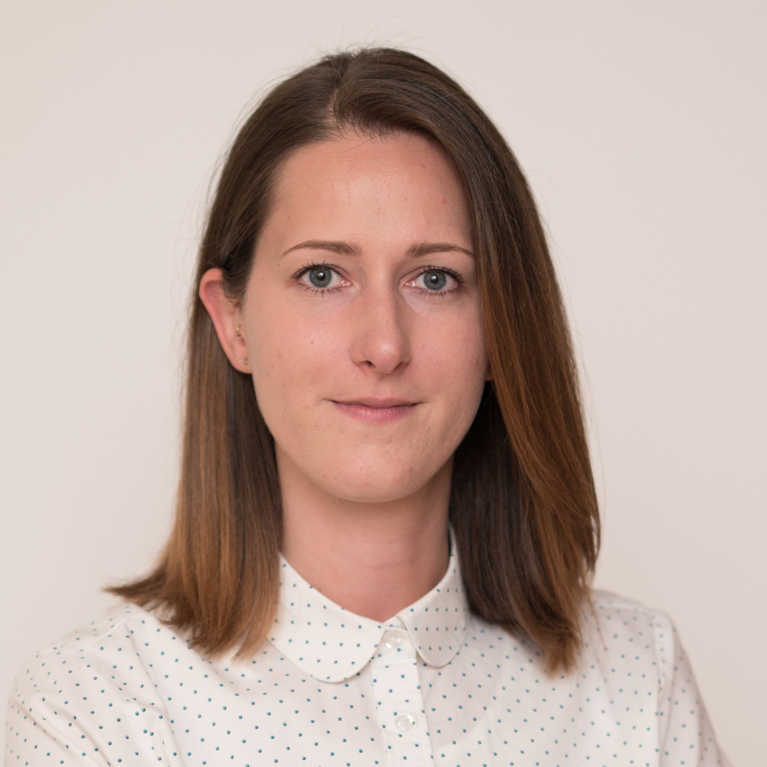   Nika Mahne  (Visiting Scholar, 2017) Nika's doctoral thesis on ''Singlet Oxygen in Non-Aqueous Battery Chemistries'' (Dr.techn., Graz University of Technology, 2018) comprised her results compiled at the McCloskey lab on the electrochemical oxidati