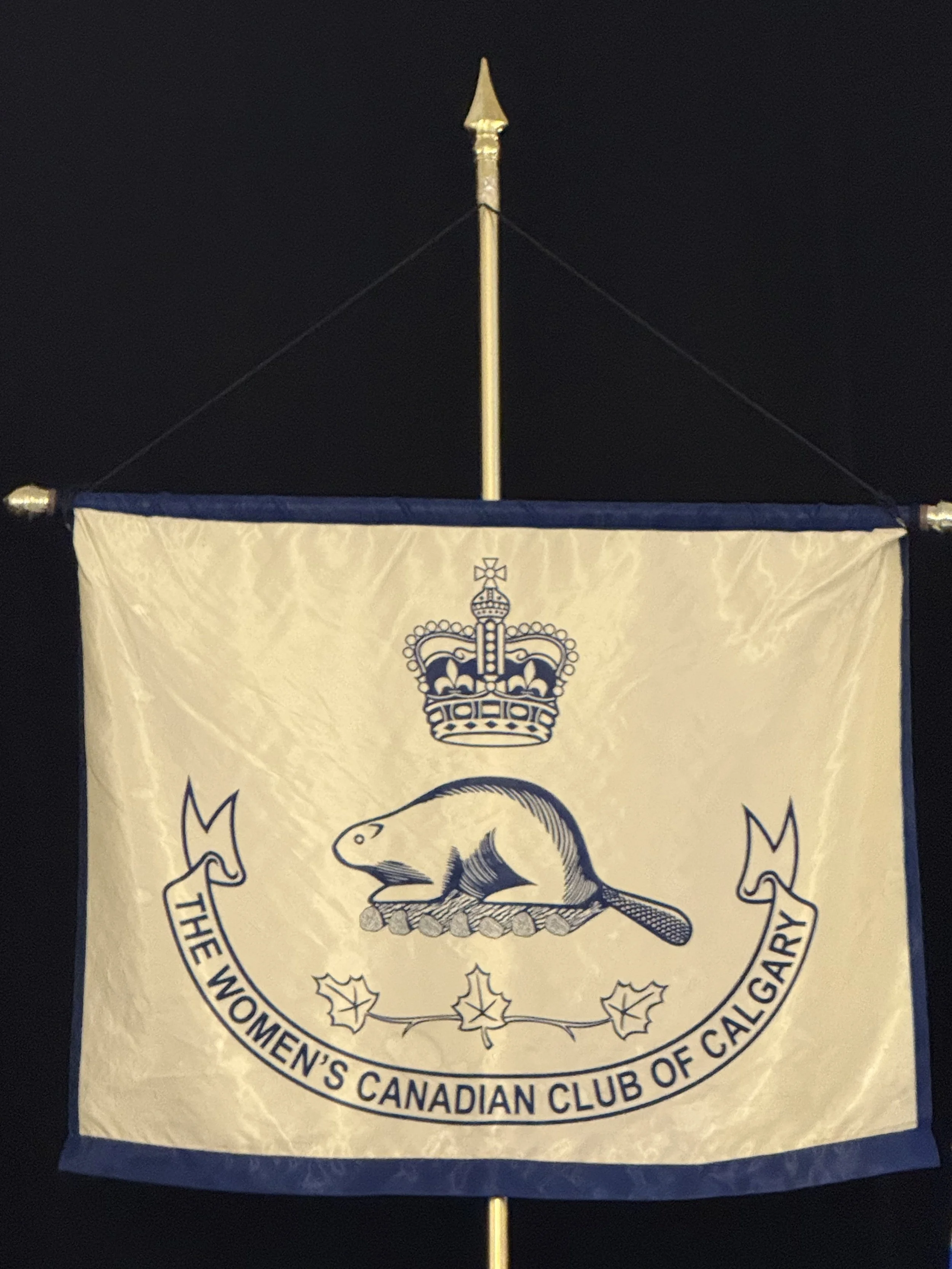 Flag of the Women's Canadian Club of Calgary, featuring a beaver, crown, and maple leaves.