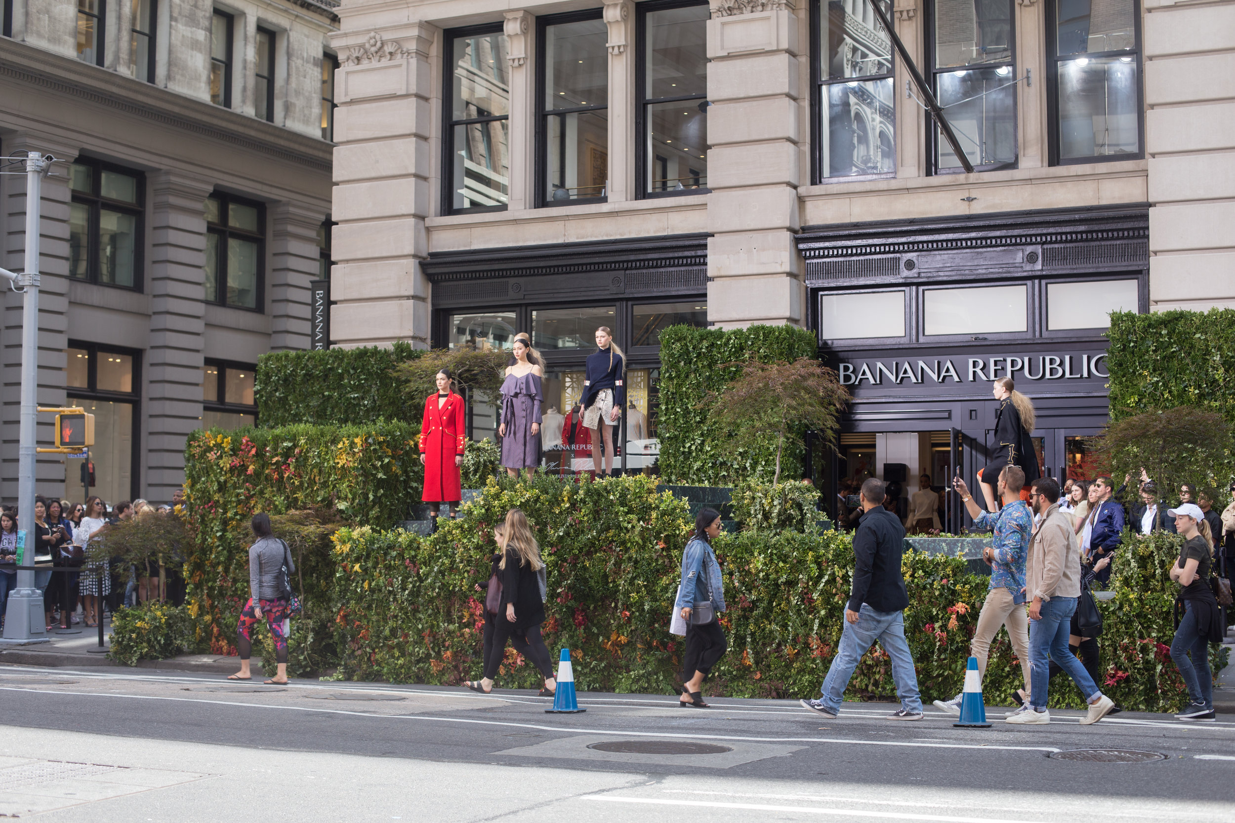  Such a cool presentation setup. The show literally happened on the streets as amazed pedestrians watched in surprise. 