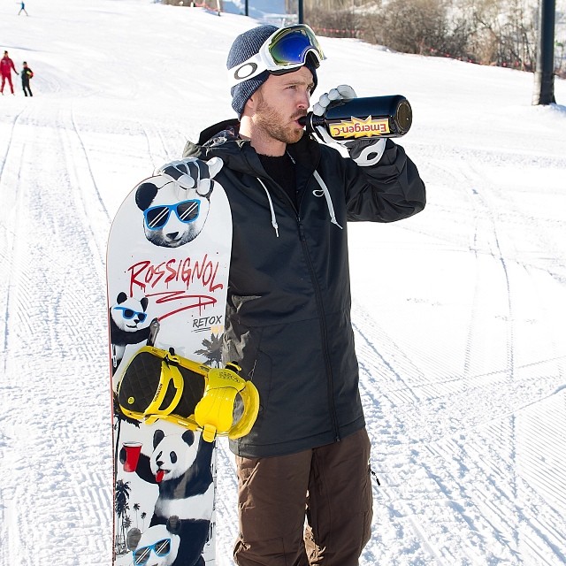 Aaron Paul sippin on some #emergenc and riding on that #rossignol at #LTRsundance. #LTR #learntoride #sundance #aaronpaul #jessepinkman #oakley #oakleyfamily @glassofwhiskey