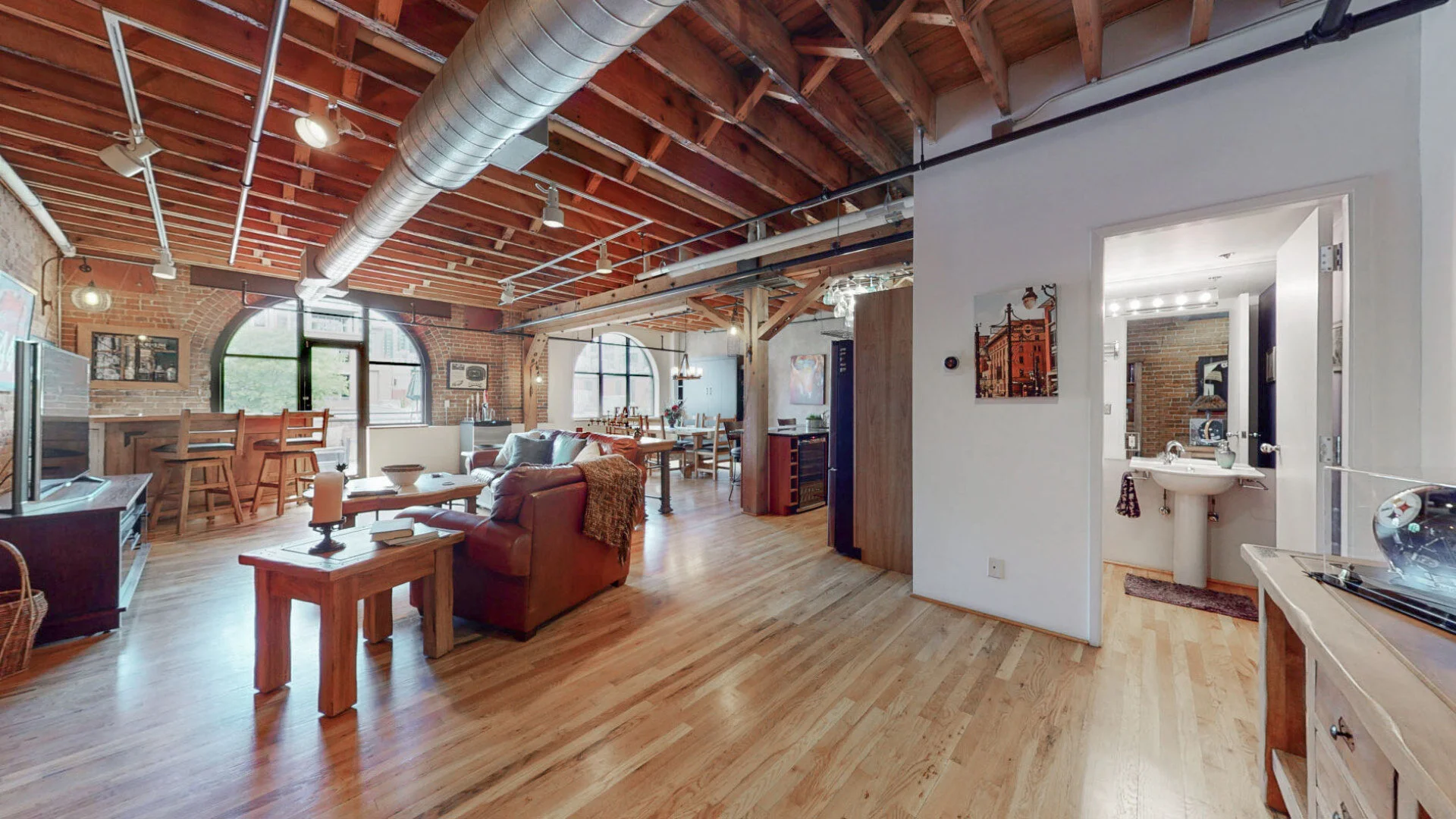 04 - Livingroom.jpg