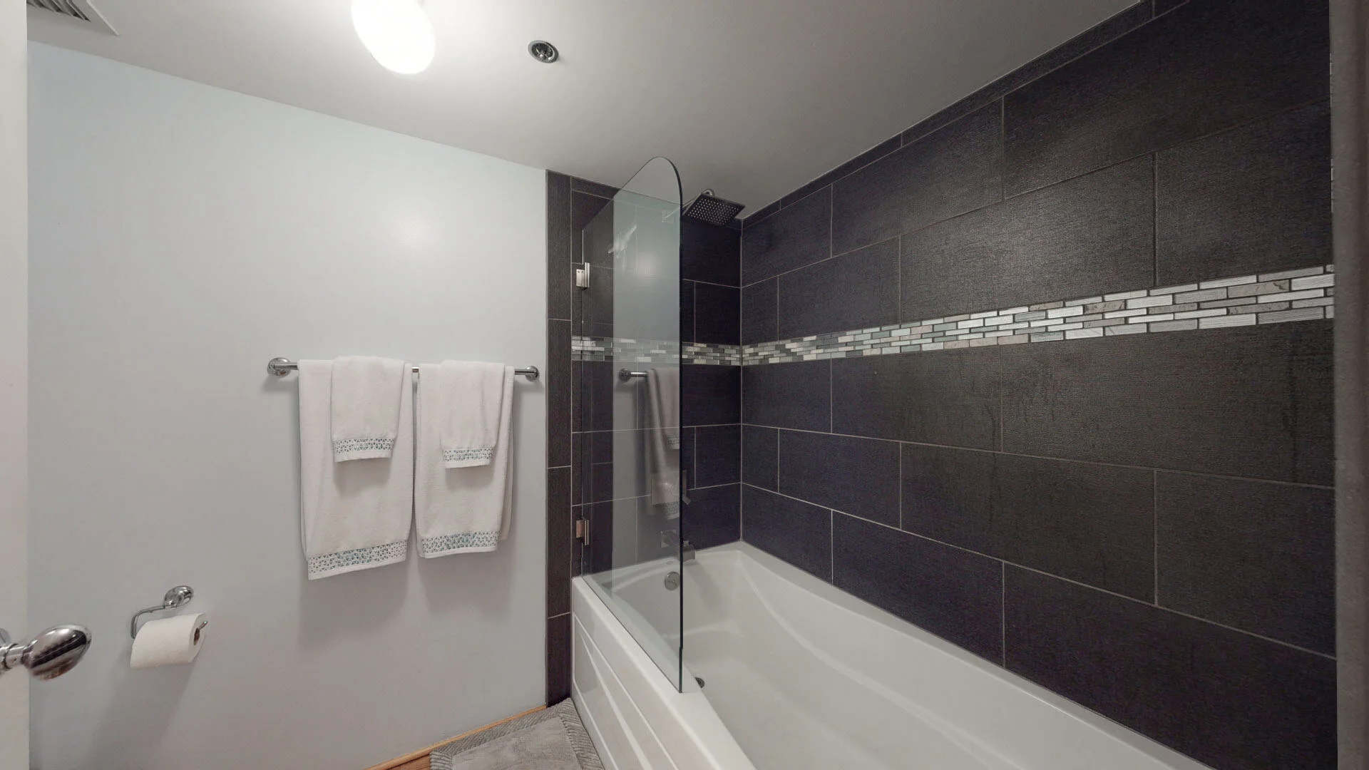 21 - Bathroom 2.jpg