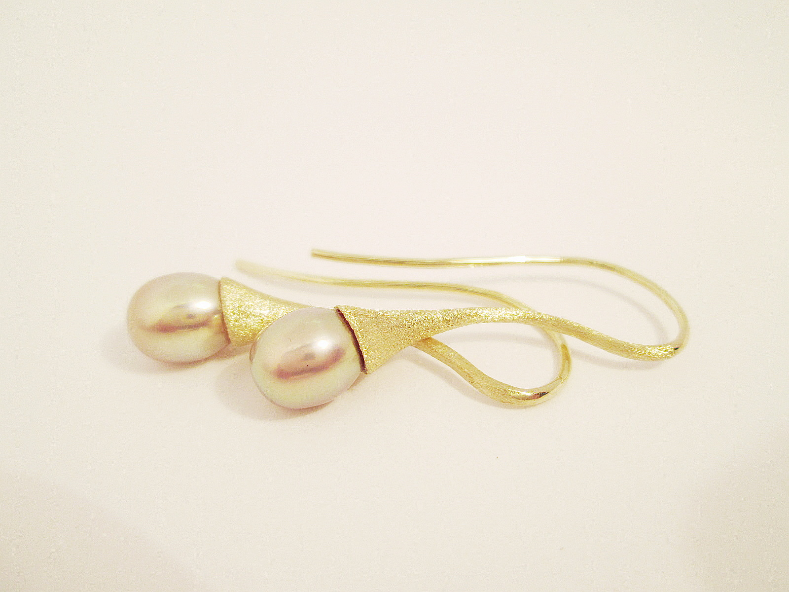  Náušnice&nbsp;ze žlutého matovaného zlata 585/1000&nbsp;s přírodní perlou o průměru 8 mm.  Cena: 9200,-Kč. 