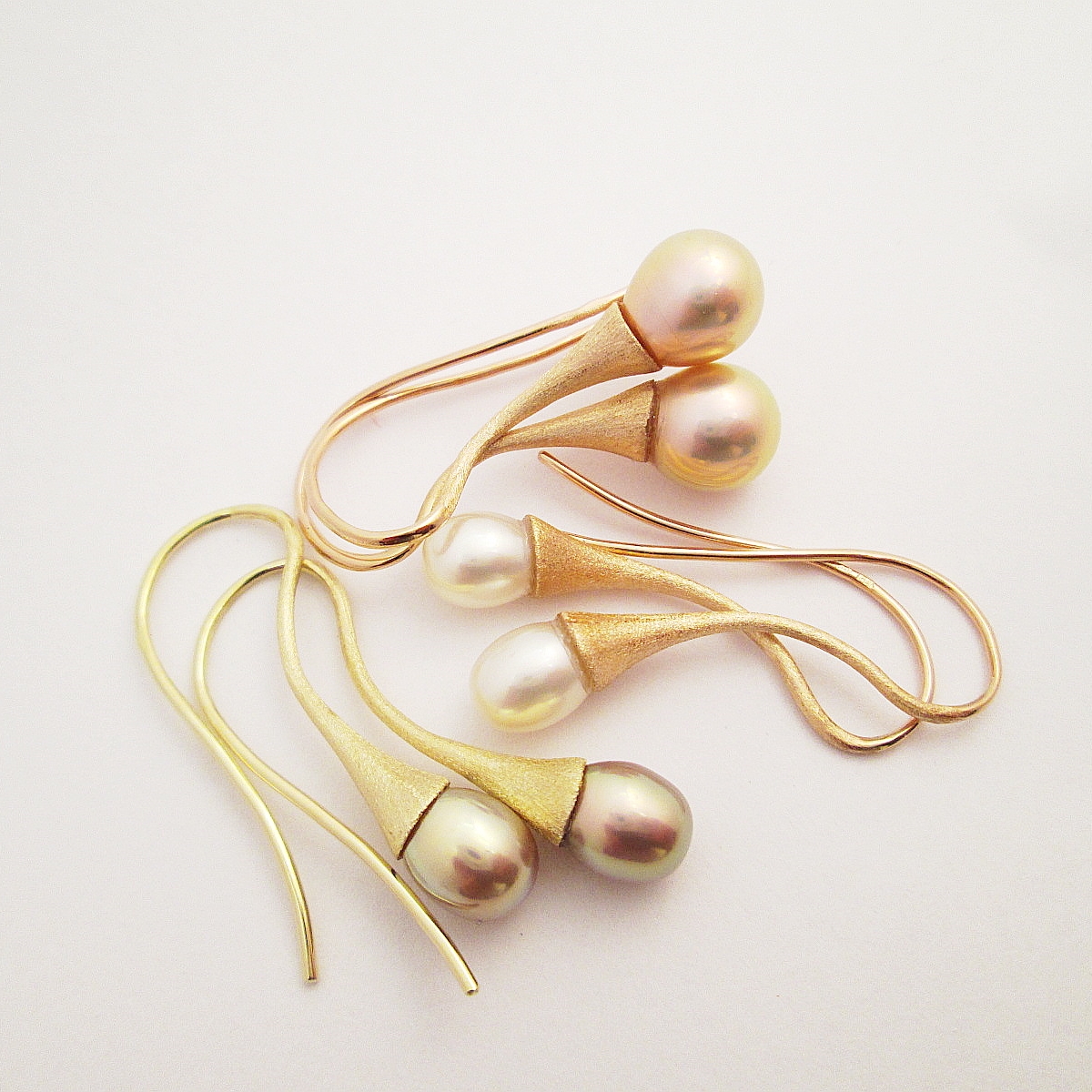  Náušnice s přírodními perlami sorbetových barev o průměru 6,5 mm až 9 mm. Zlato 585/1000. Délka náušnic 3,5 cm.  Cena od 7900,-Kč. 