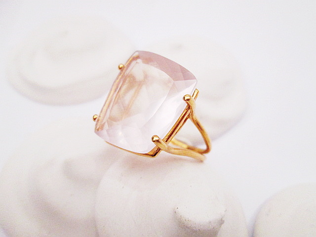  Prsten ze zlaceného stříbra ryzosti 925/1000, přírodní růženín. 