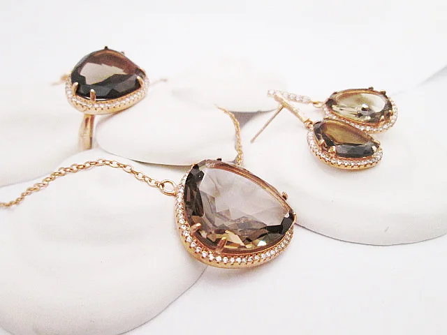  Souprava s přírodní záhnědou (křišťál), zlacené stříbro ryzosti 925/1000, zirkony. 