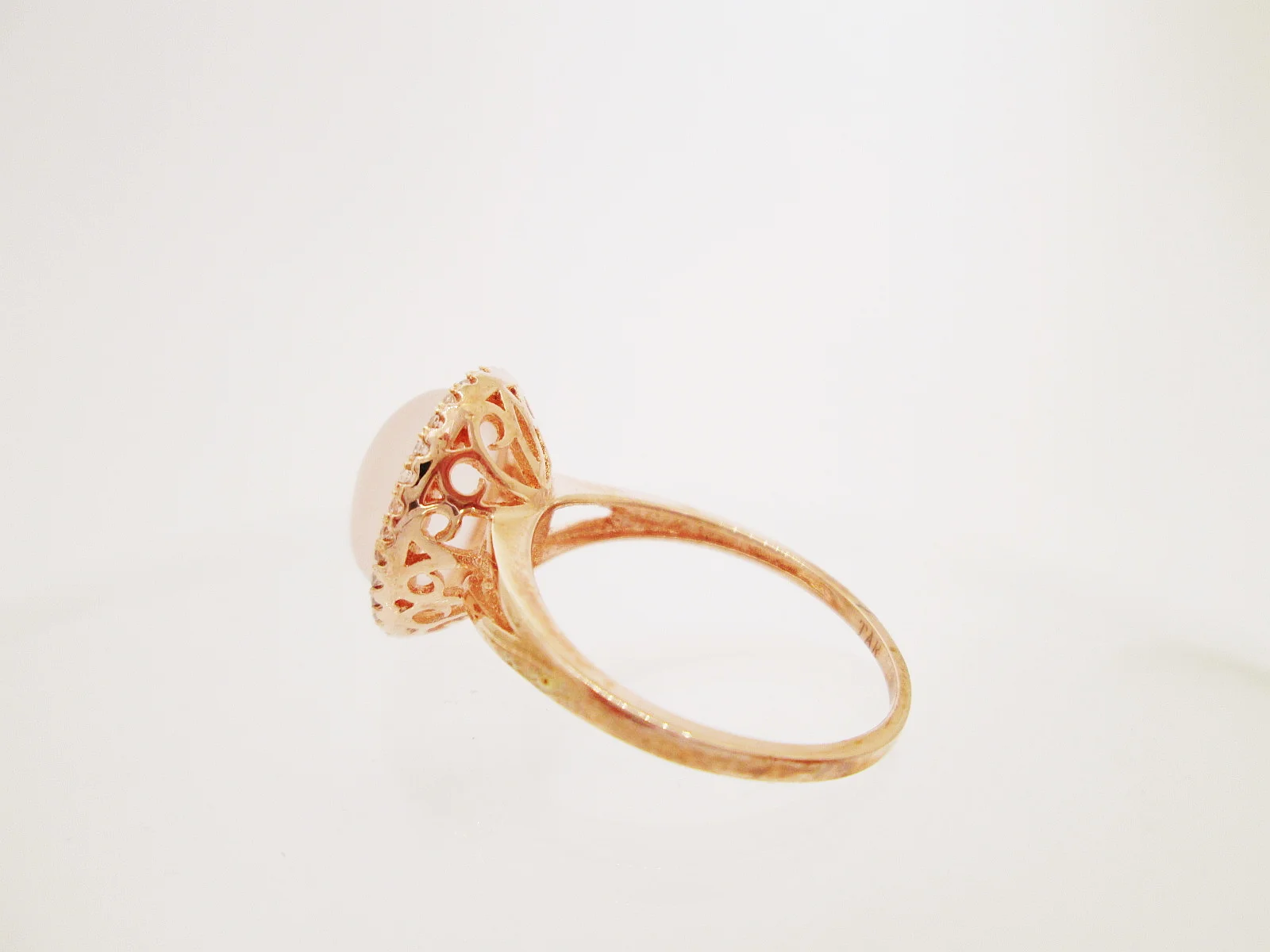  Prsten ze zlaceného stříbra ryzosti 925/1000 s přírodním růženínem a zirkony. 