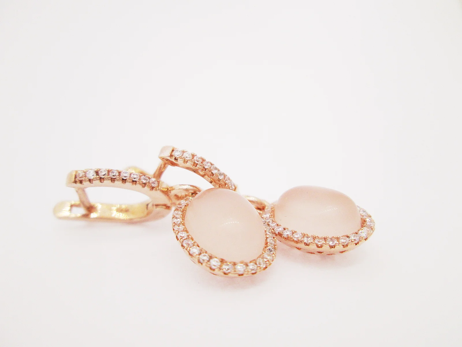  Náušnice ze zlaceného stříbra 925/1000 s přírodními růženíny a zirkony. 