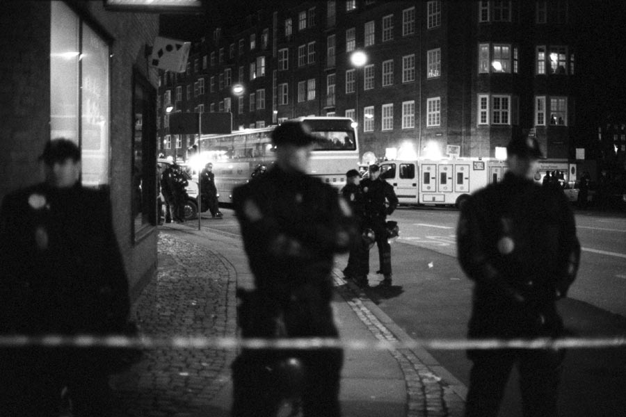a_olesen_looking_past_02.jpg