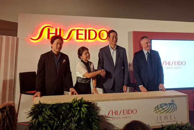  Signing ceremony: From left to right, Shiseido Chief Brand Officer Yoshiaki Okabe; Jewel Changi Airport Development CEO Hung Jean; Shiseido Group President and CEO Masahiko Uotani; and Shiseido Travel Retail President and CEO Philippe Lesné 