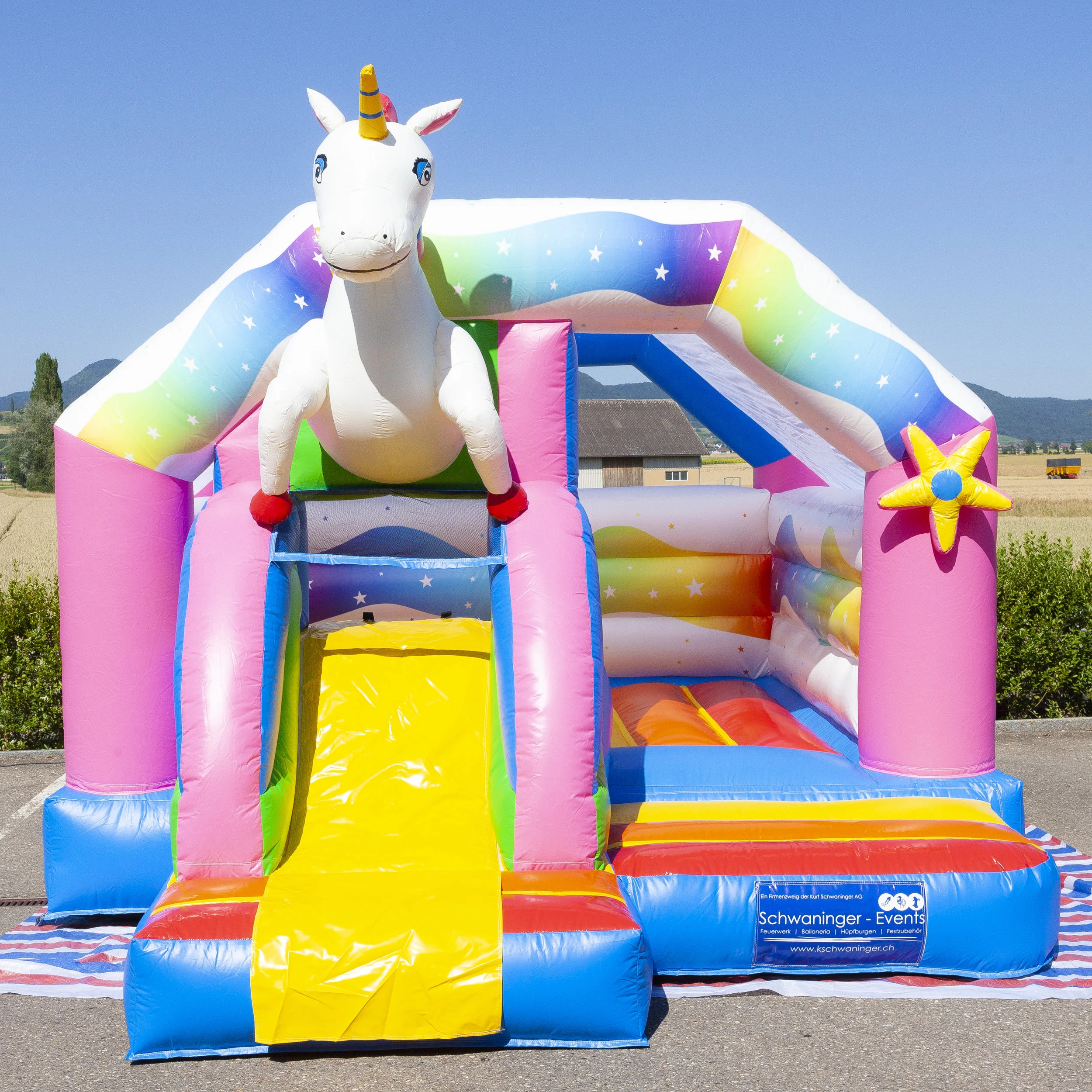 Hüpfburg-Einhorn.jpg