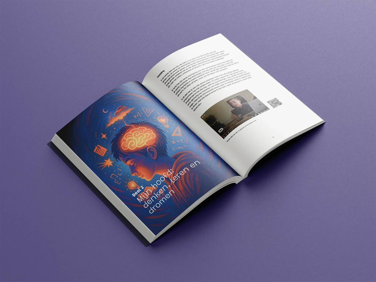 Open boek met kleurrijke illustratie van een denker met geverfd brein en wetenschappelijke symbolen op de linkerpagina, en een artikel met tekst, een video thumbnail en een QR-code op de rechterpagina, geplaatst op een paarse achtergrond.