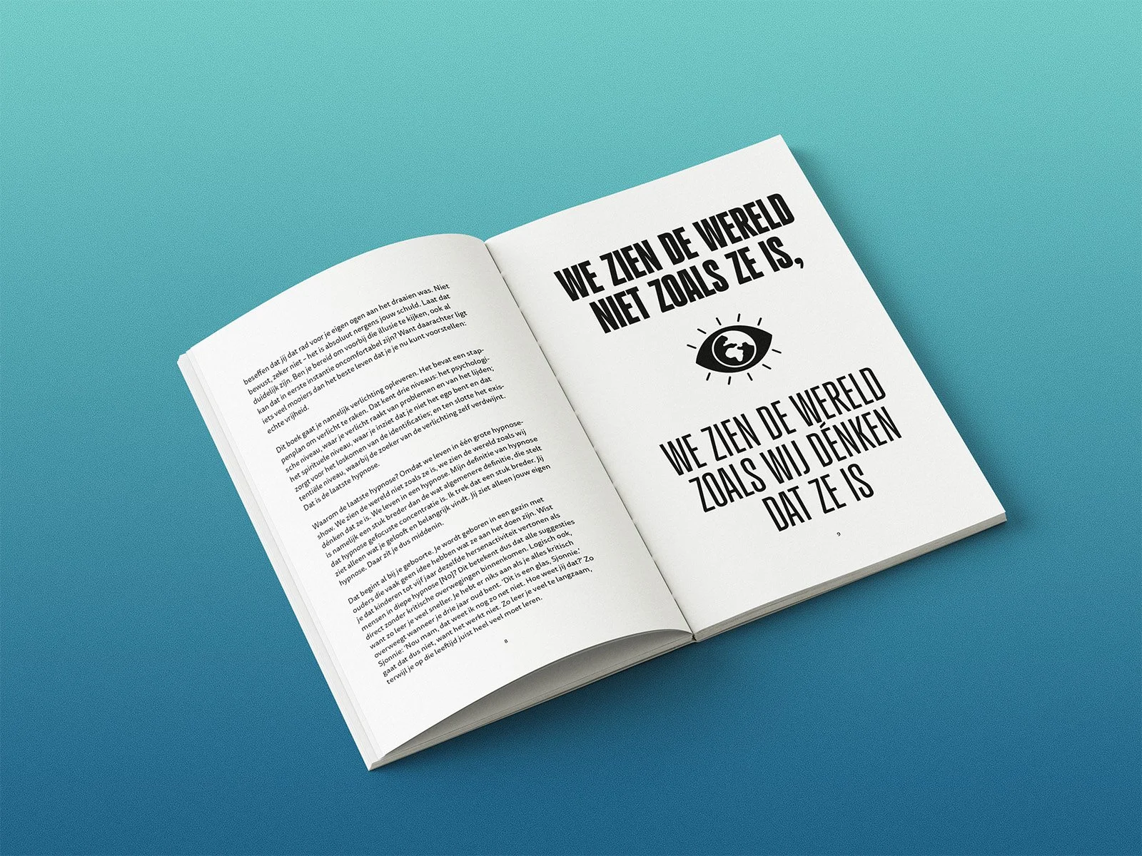 Open boek op een blauwe achtergrond met kleurrijke pagina's. Op de rechterpagina staat een afbeelding van een oog met de aarde erin, onder de tekst 'Wie zien de wereld niet zoals ze is, wie zien de wereld zoals wij denken dat ze is' in grote zwarte letters.