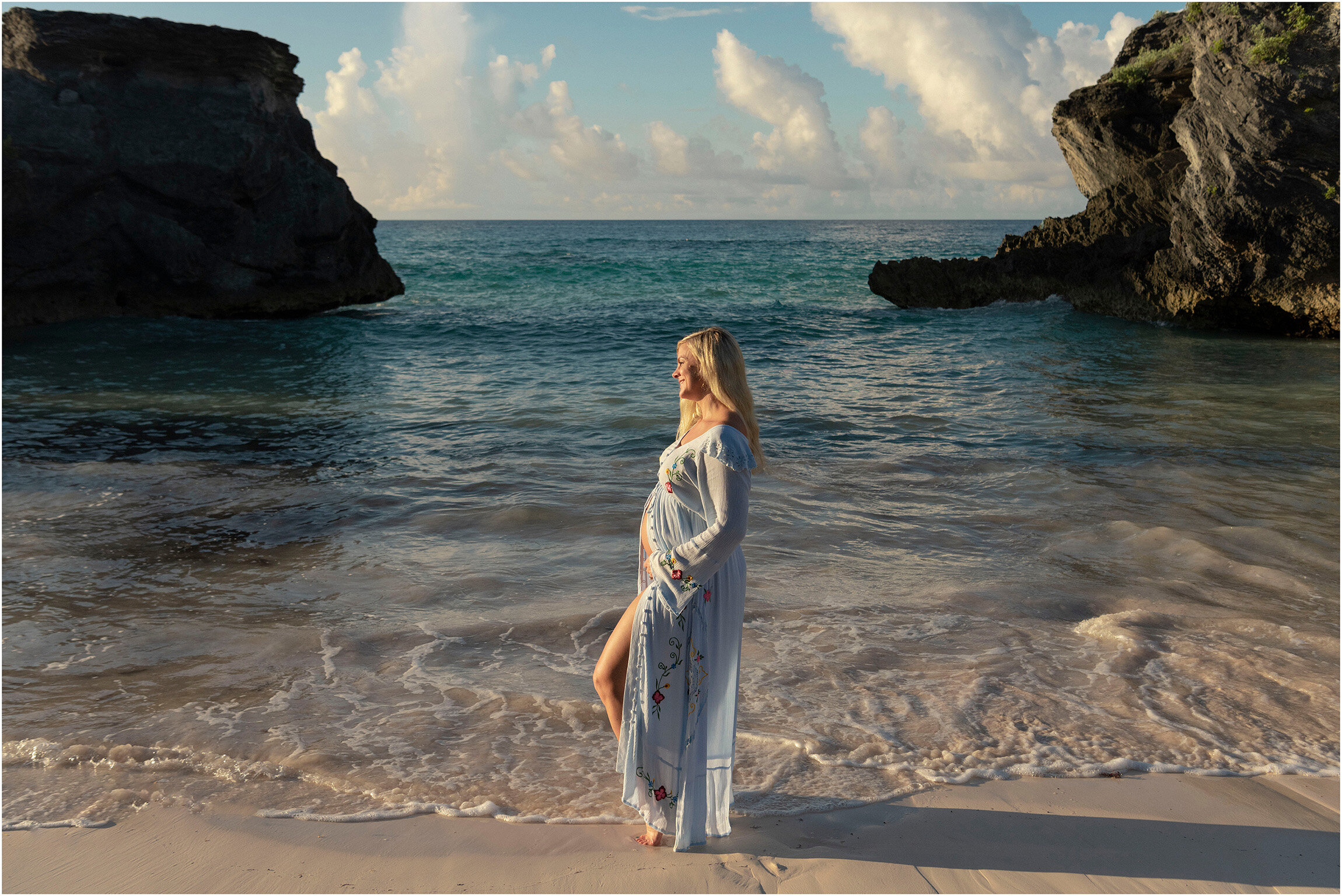 ©FianderFoto_Bermuda Maternity Photographer_Horseshoe Bay Beach_009.jpg