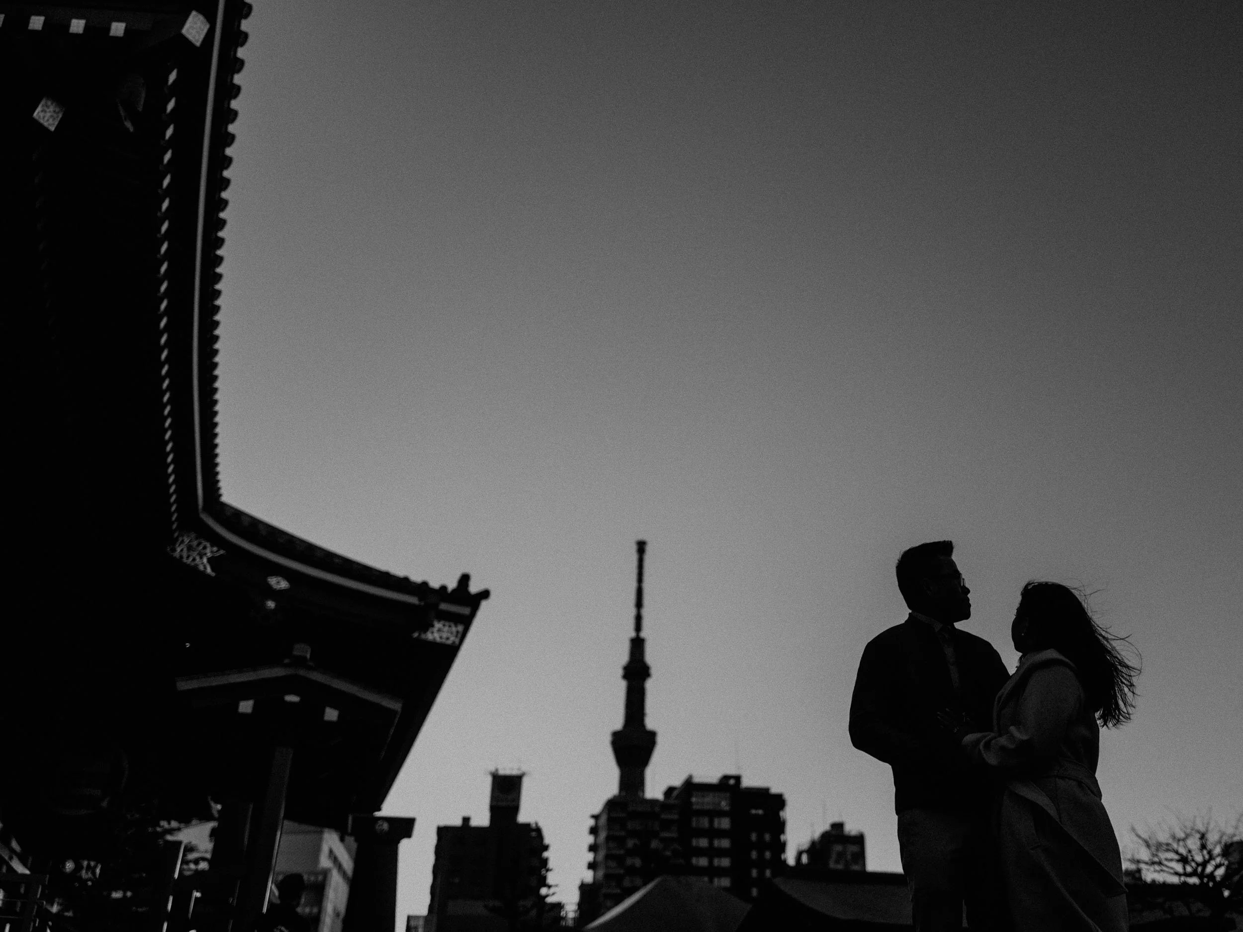 3-Cinematic Tokyo Couple Photography-Japan-LEICA Q3.jpg