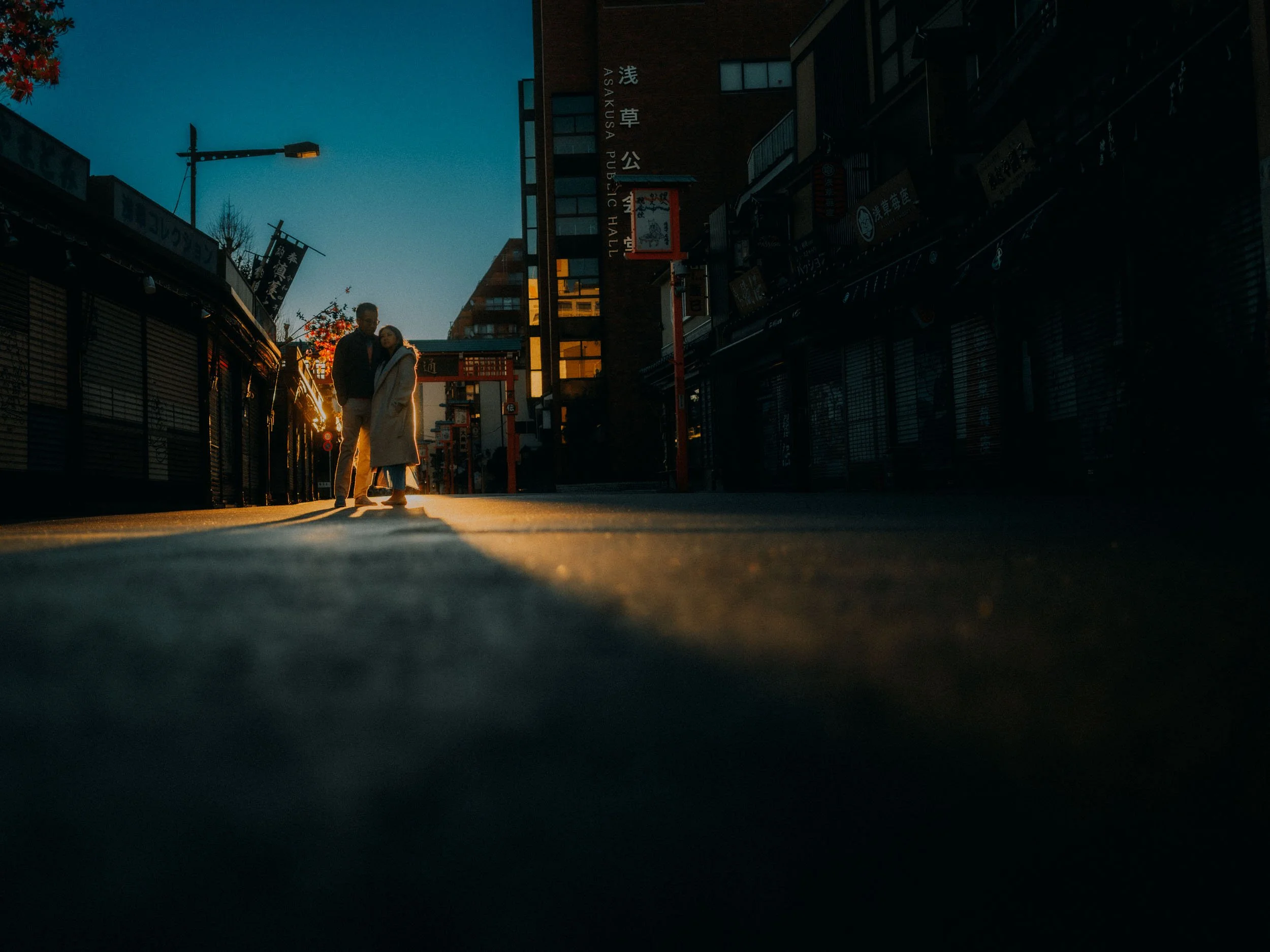 4-Cinematic Tokyo Couple Photography-Japan-LEICA Q3.jpg