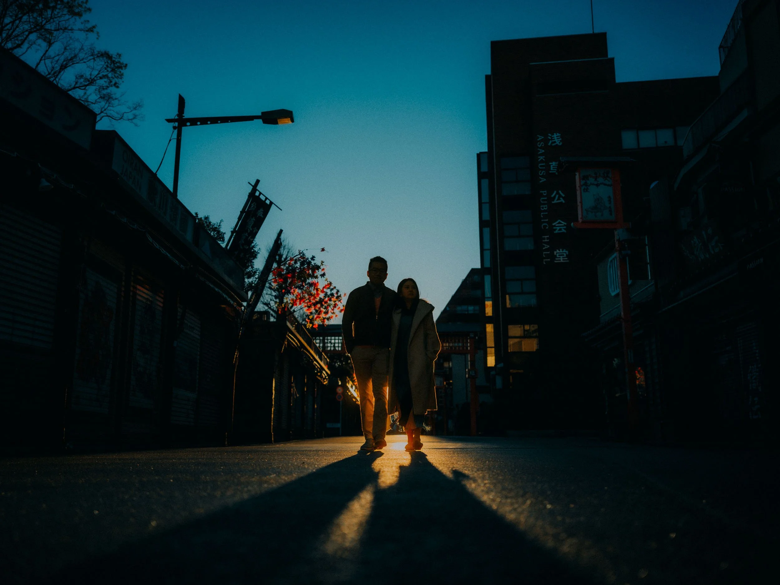 31-Cinematic Tokyo Couple Photography-Japan-LEICA Q3.jpg