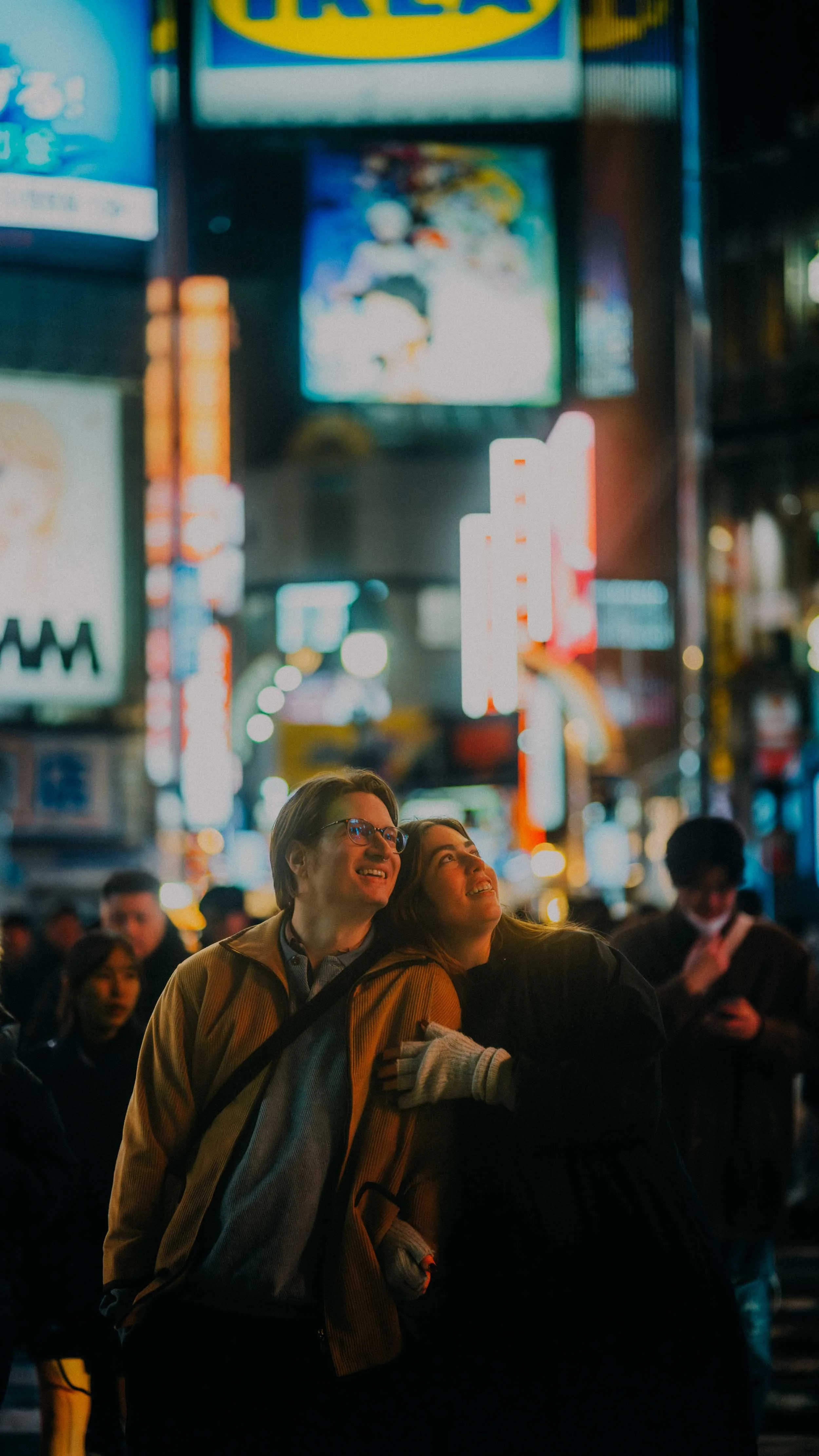 2-tokyo-shibuya-crossing-embrace-portrait-leica-sl2.jpg