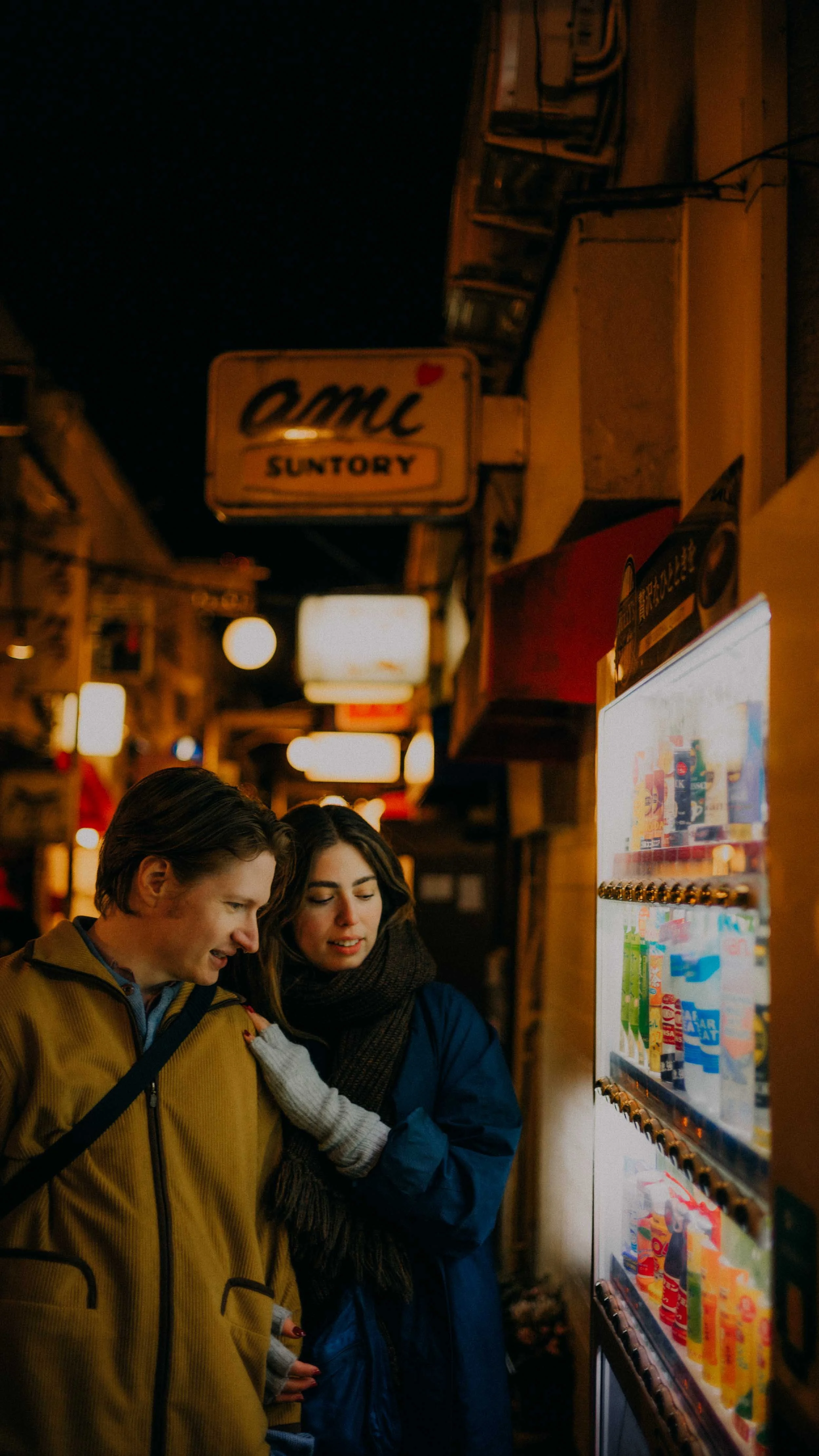 3-tokyo-vending-machine-glow-portrait-leica-m11.jpg