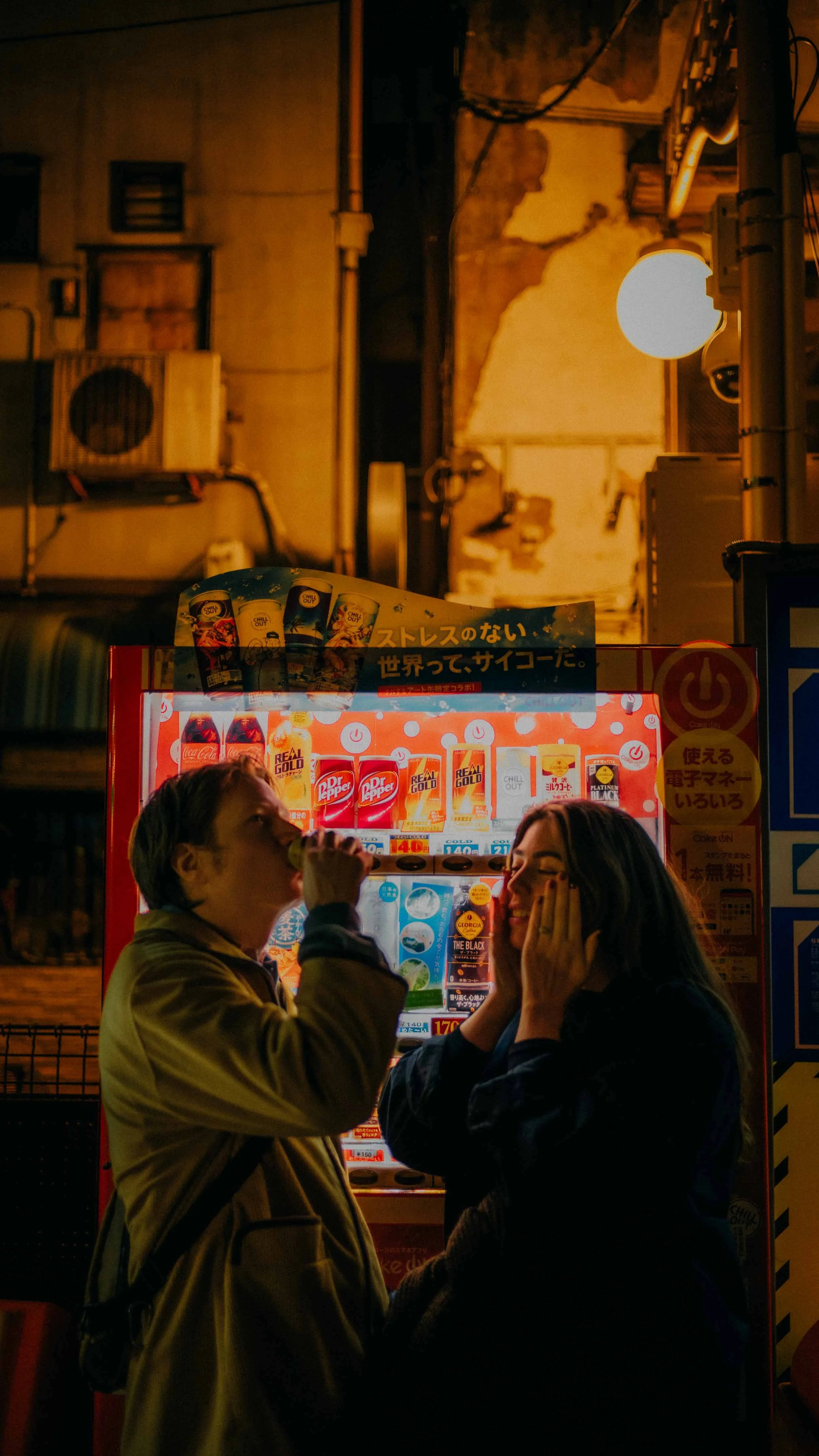 5-tokyo-vending-machine-moment-portrait-leica-m11.jpg
