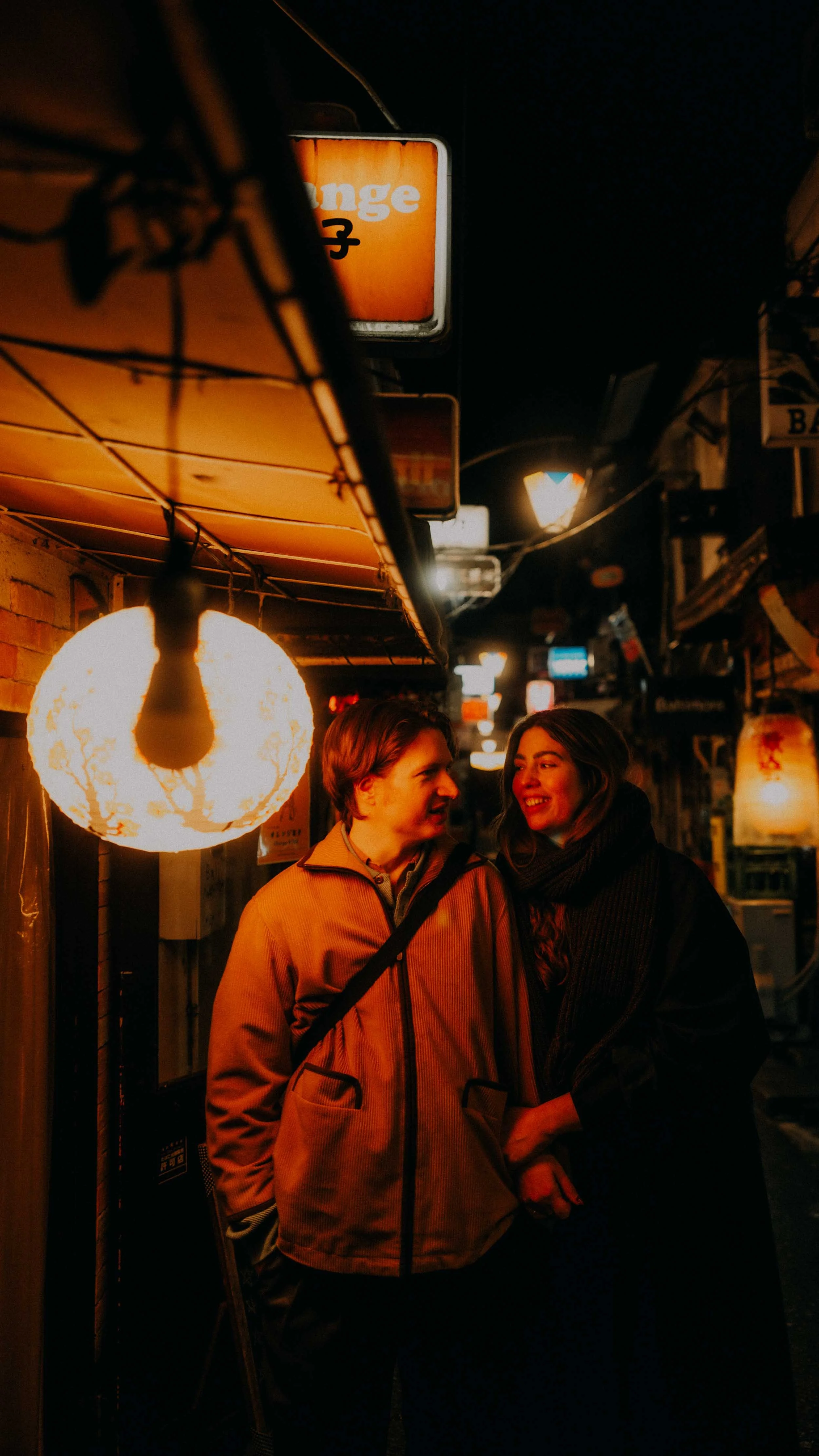 7-tokyo-golden-gai-bar-light-portrait-leica-q3.jpg