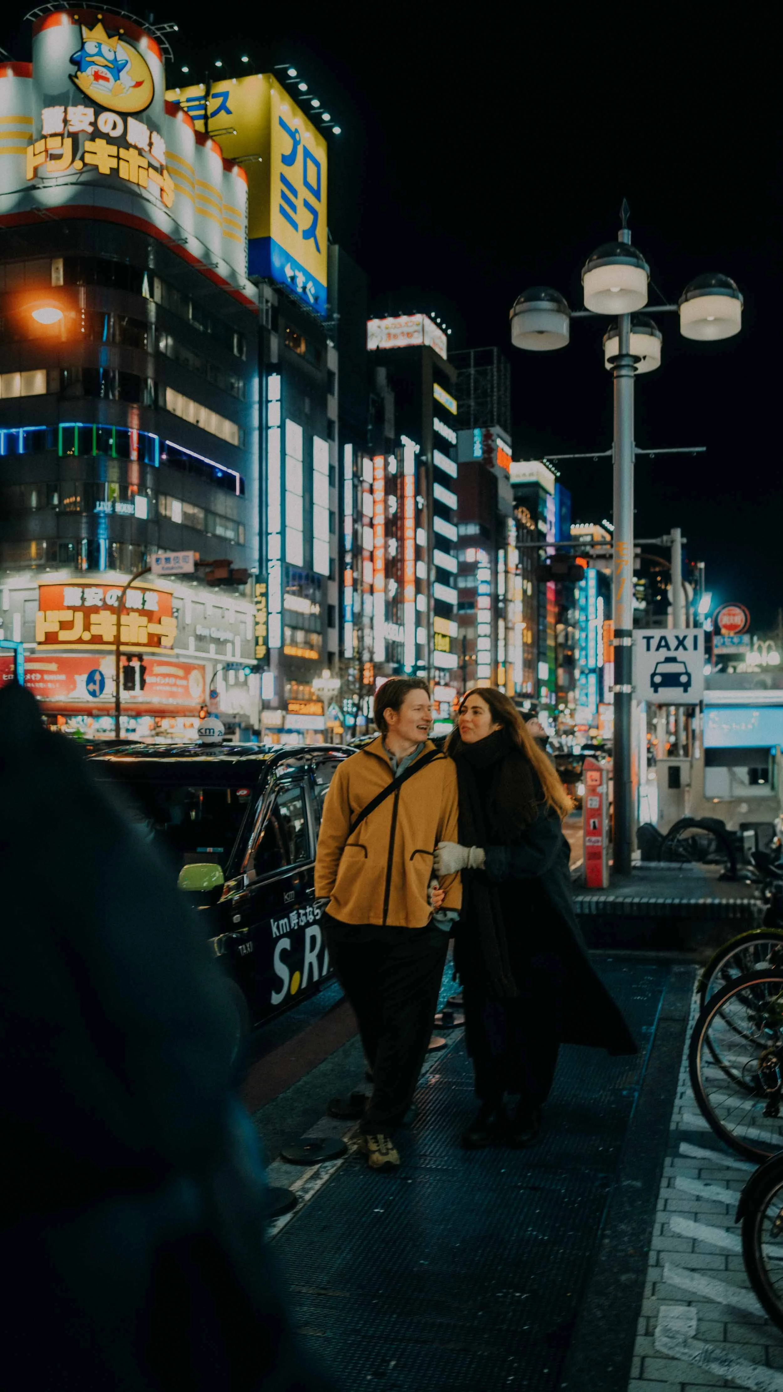 12-tokyo-shinjuku-donquijote-lights-portrait-leica-q3.jpg