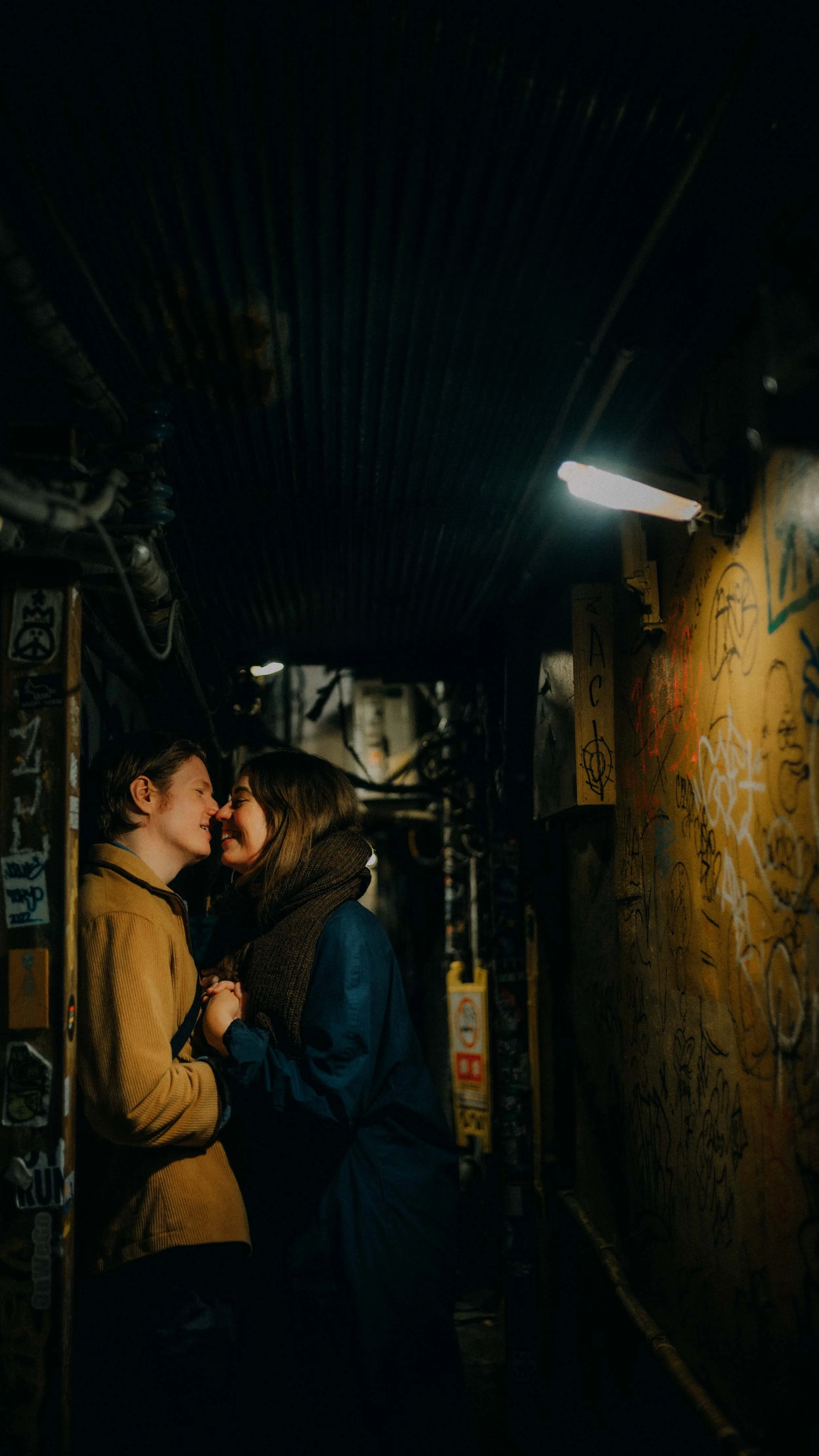 14-tokyo-shinjuku-alley-nuzzle-portrait-leica-m11.jpg