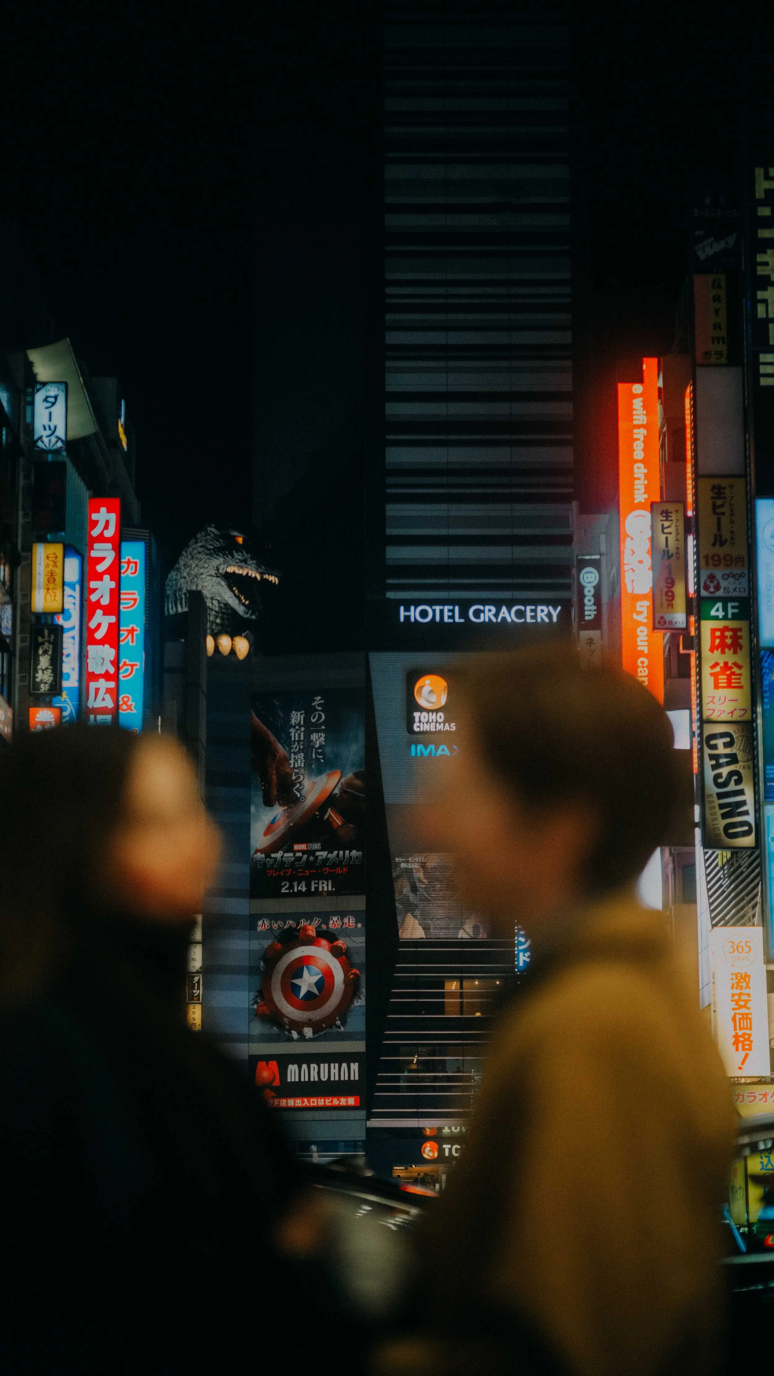 16-tokyo-shinjuku-godzilla-silhouette-portrait-leica-sl2.jpg