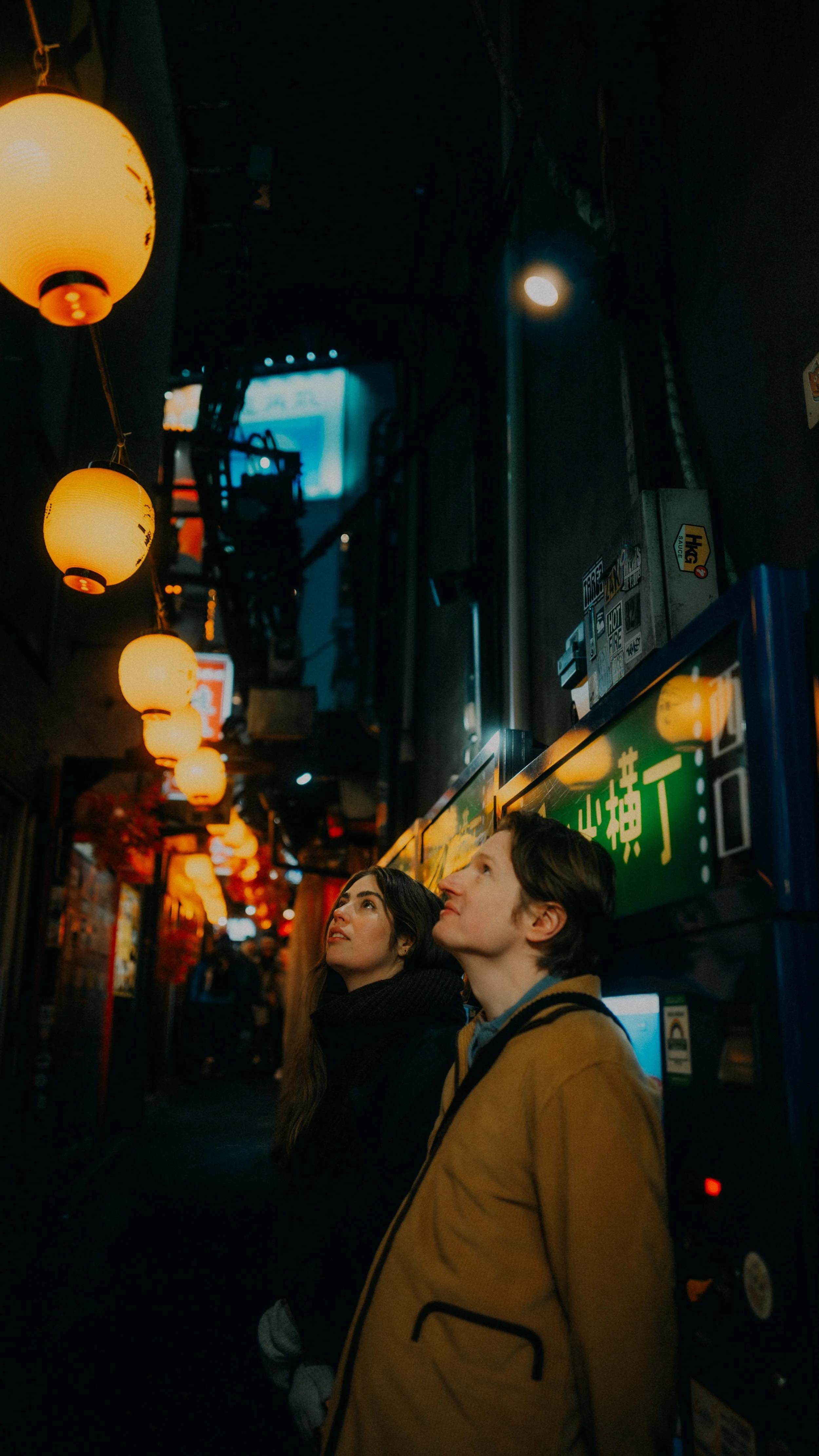 17-tokyo-shinjuku-memory-lane-lanterns-portrait-leica-q3.jpg