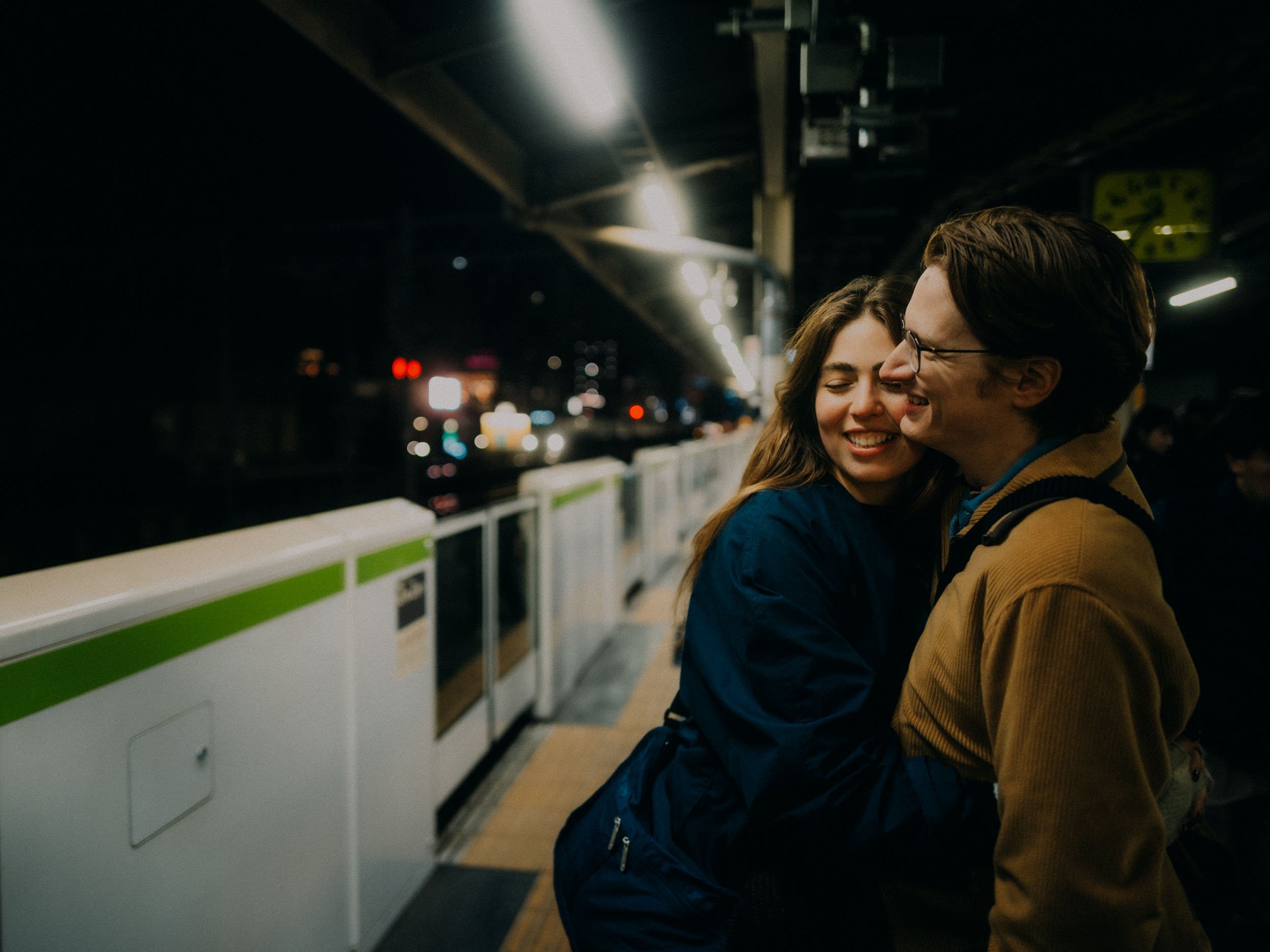 20-tokyo-train-platform-embrace-landscape-leica-q3.jpg